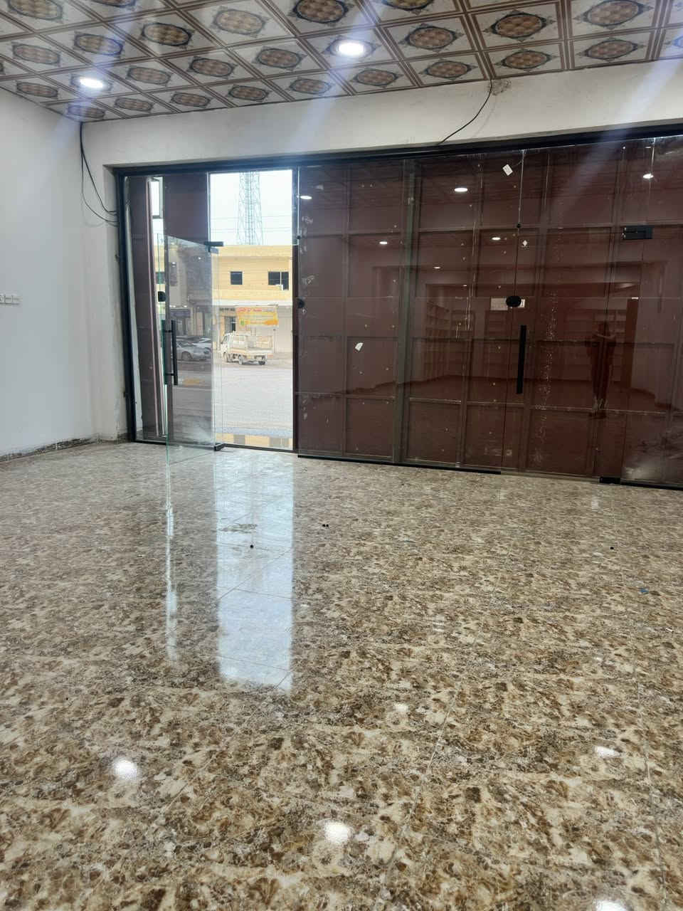 اعلان محل للاجار 
بمساحة كبيرة 
واجهه 7 متر  
عمق  20 متر 
يرهم 
غذائيه
منزلية
اثاث 
شركه 
اي مصلحة تحتاج مساحة كبيرة 
المكان
العلم - تقاطع شارع الزيتون
مقابيل ماركت الحارث التجاري 
للاستفسار والاتصال 
***********
‭0770 844 7429‬
