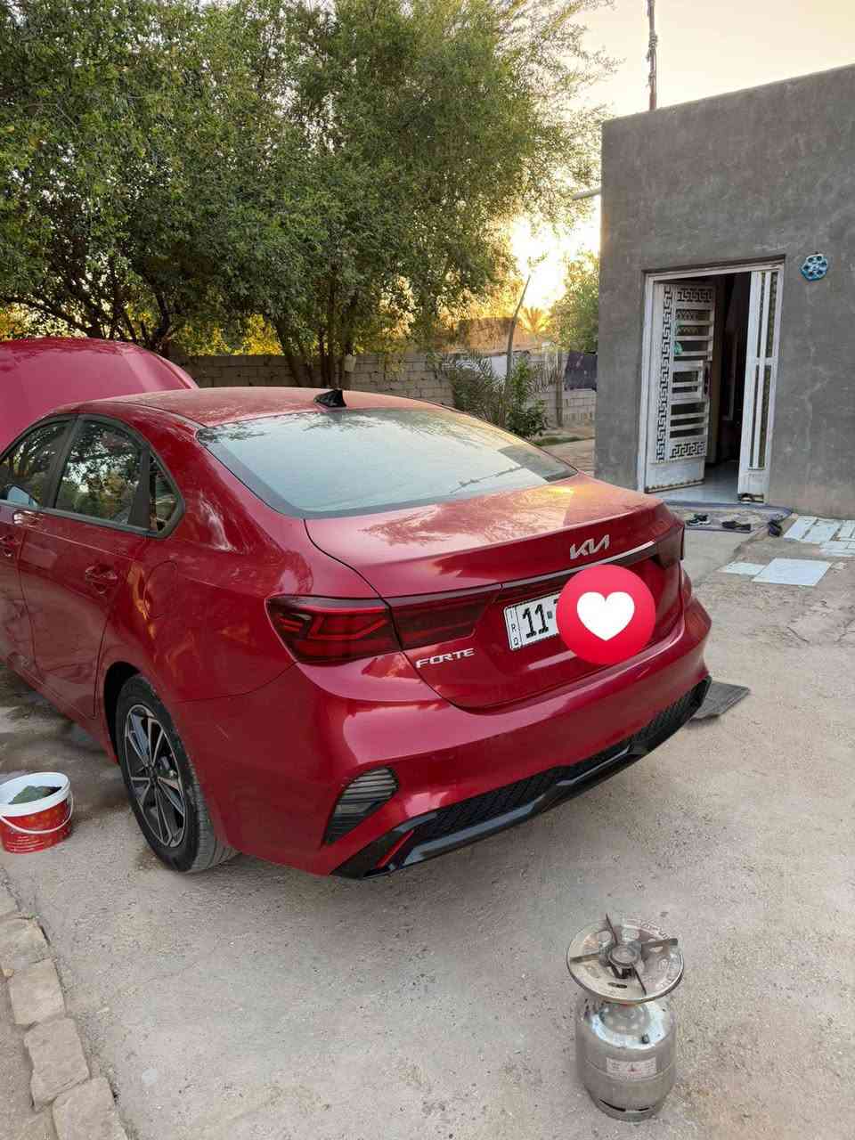 كيا سيراتو ورد أمريكي 
موديل 24 
ماشي 23 الف ع ايدي من زيرو 
محرك 1600
مكفوله من صبغ او بارد او حالوب
بيه فقط قبق الجنطه مبدل 
تحكم ستيرن 
كامره خلفي 
شاش 
دوشمه جديد سياره 
سياره جديده بمعنى كلام 
رقم بغداد بسمي 
مكان سياره جله 
رقم ***********
