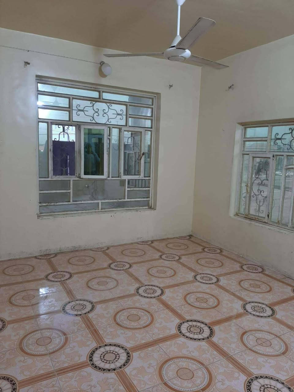 دار الايجار مكانه شارع 80 سنتر مقابل مدينة ألعاب أرض بابل 3غرف كلدور صاله مطبخ صحيات درج خارجي مساحه 225 بيت جديد جاهز سخان تانكي ماطور مغاسل خط مولد الا ستفسار عل رقم او مراجعت مكتب ابو سرمد التميمي مقابل مدينة ألعاب أرض ***********بي واتساب
