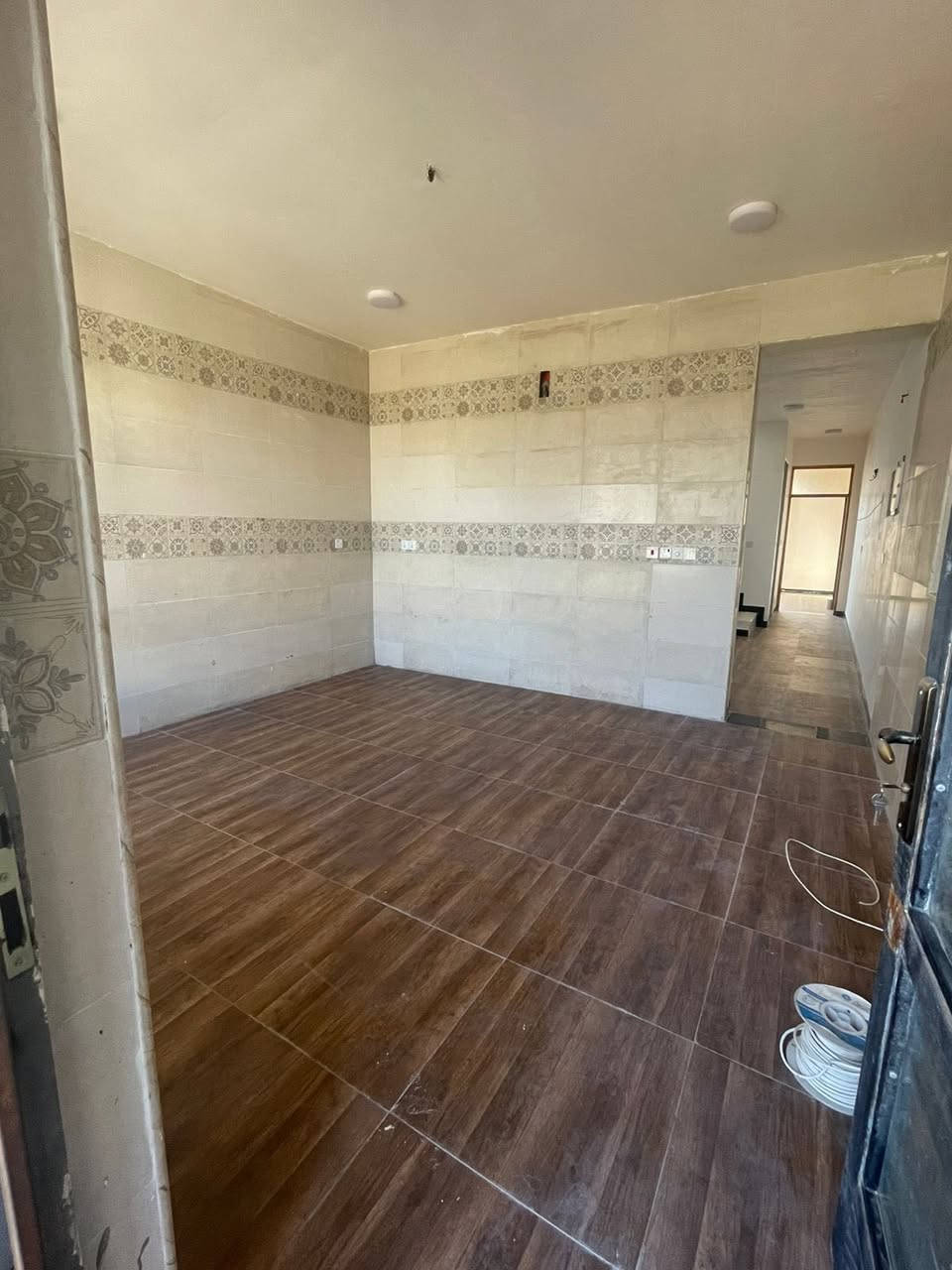 دار طابق ثاني بناء حديث للإيجار
المساحة 100 متر 
المحتويات : غرفة وصالة ومطبخ وصحيات وسطح + بالكونة 
الموقع : الدورة ، زراعي ابو طيارة قرب شركة المراعي 
نعتذر من الطلاب والموظفين والعوائل الكبيرة 
للاستفسار: التواصل واتس آب حصراً ***********
