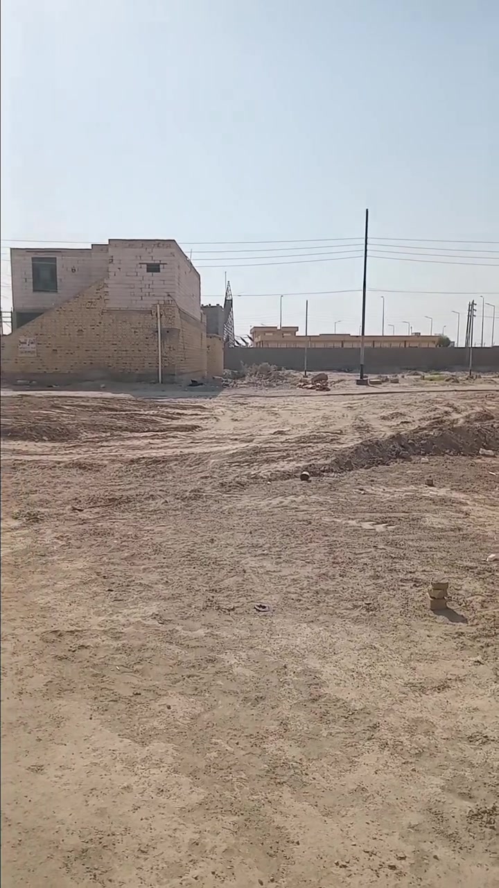 قطعه أرض للبيع ١٠٠م خلفي الفداء حي الكرامه نهايه شارع ابو لبنان خلف دائره الكهرباء سكن ماء مجاري مولد يمها السعر ٢٥ مع المجال واتساب***********
