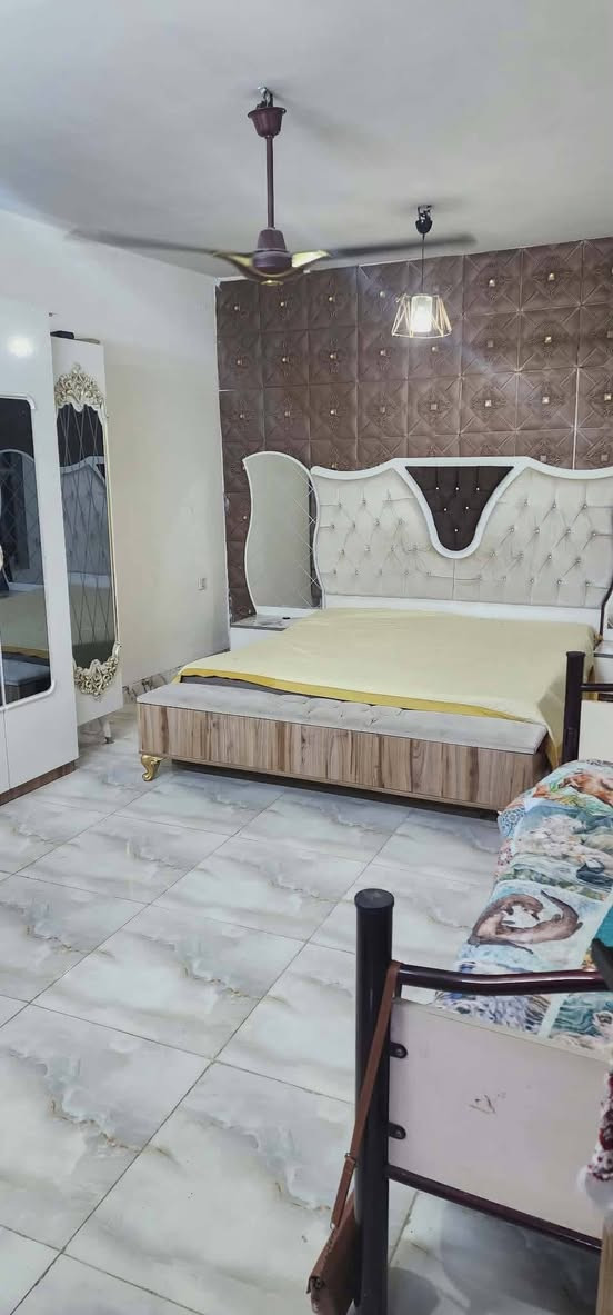 سلام عليكم )📢📢📢
—————————
#دارللبیع رقم 
مساحة ١٦٠متر 
#فول سيراميك طابق ونص غرفتين نوم مطبخ  هول  استقبال تواليت حمام دخلي درج داخلي 
طابق الثاني بيتونه واسعه كمخرن 
#الموقع حي الاسرى 
#فرع جامع العدل  
#استفسار***********
