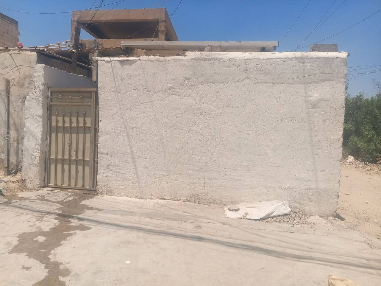اسلام عليكم ورحمة الله وبركاته بيت تجاوز في حي الرءاسه مال معلمين على الشارع مال رئاسه المعلمين بيت كامل استقبال وغرفت نوم ومطبخ وطرمه وصحيات بيت عارضينه السعر 30 مليون وبي مجال قليل وراح اخلي رقم صاحب البيت وبيكم خير وتدلل ***********
