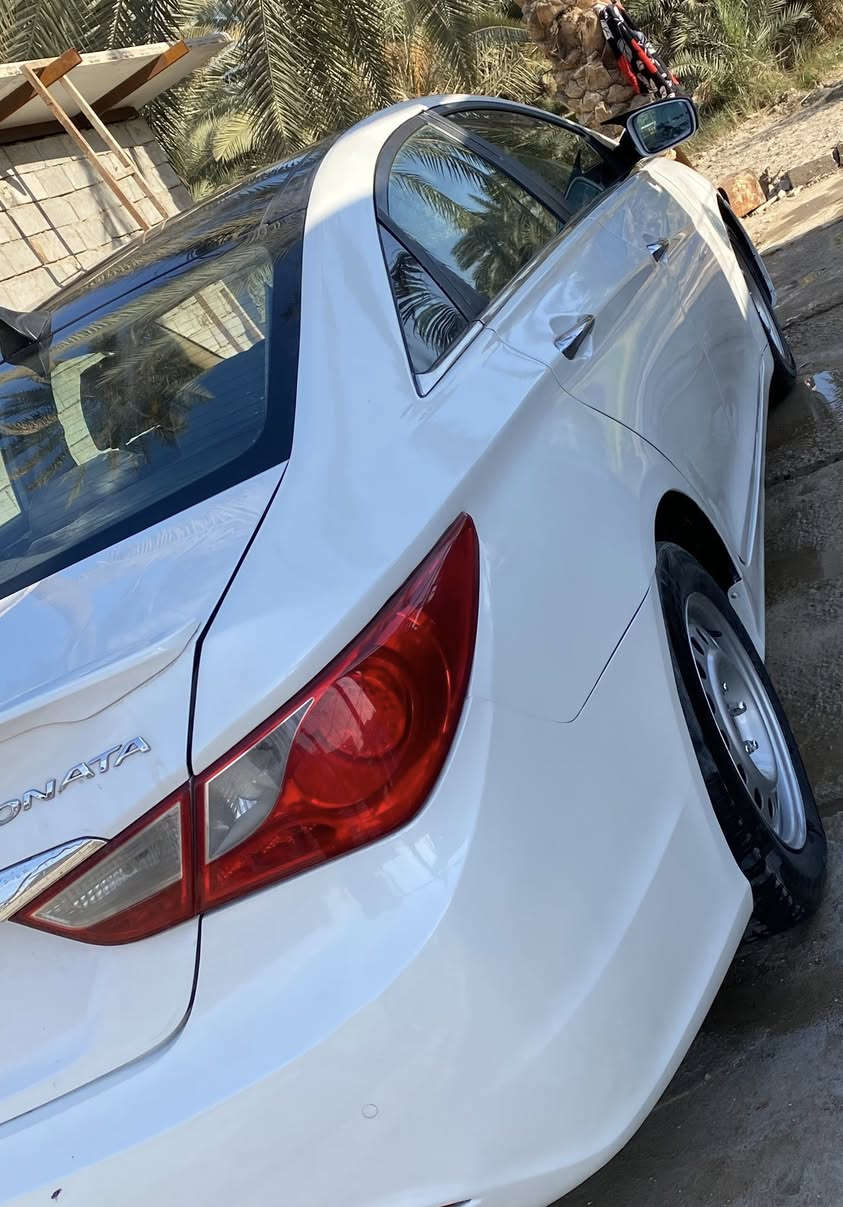 السلام عليكم سوناتا مديل 2011 
بيه جاملغ الخلفي صبغ والباب ملاون 
كذلك صبغ قليل في جاملغ الأمامي شبر فقط 
رقم بغداد  مشروع وطني 
مكينة 2400 خليجي 
العنوان النجف الأشرف / كوفة 
الشراي يتصل ***********
