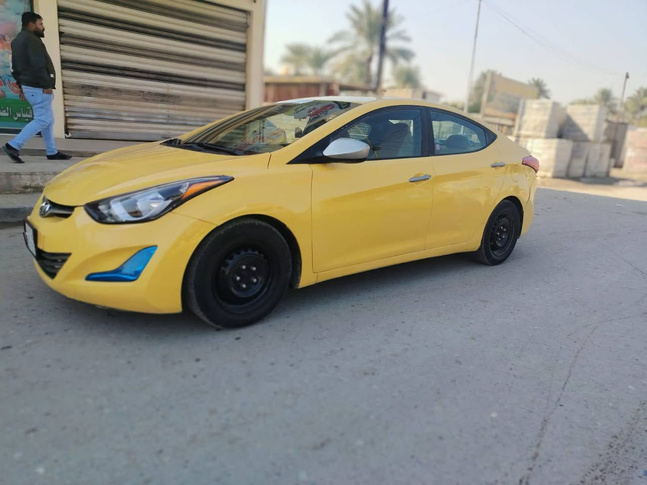 سلام عليكم عندي الانتره  للبيع موديل 2014شكل 16السياره جديده حيل بيها حادث بس باب الخلفي بدون اي دواخل بجم كبس سياره جاهزه تخم تاير جديد صدر مكينه 1800دوش مكان سياره بغداد  السعر 105 وبيها مجال بصيط اتصل عل رقم ***********
