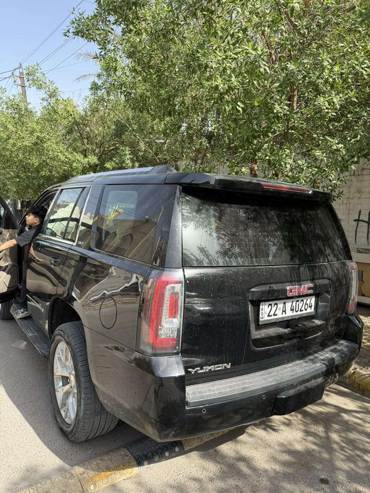 جمسي يوكن ١٧ سياره حلوه جديده بيها صبغ بخشم البنيد ع كد شبر و جوه الدوسه مال الي بصف السايق ع كد شبرين ماشيه تقريبن ١٧٠ الف جديده حلوه ***********
