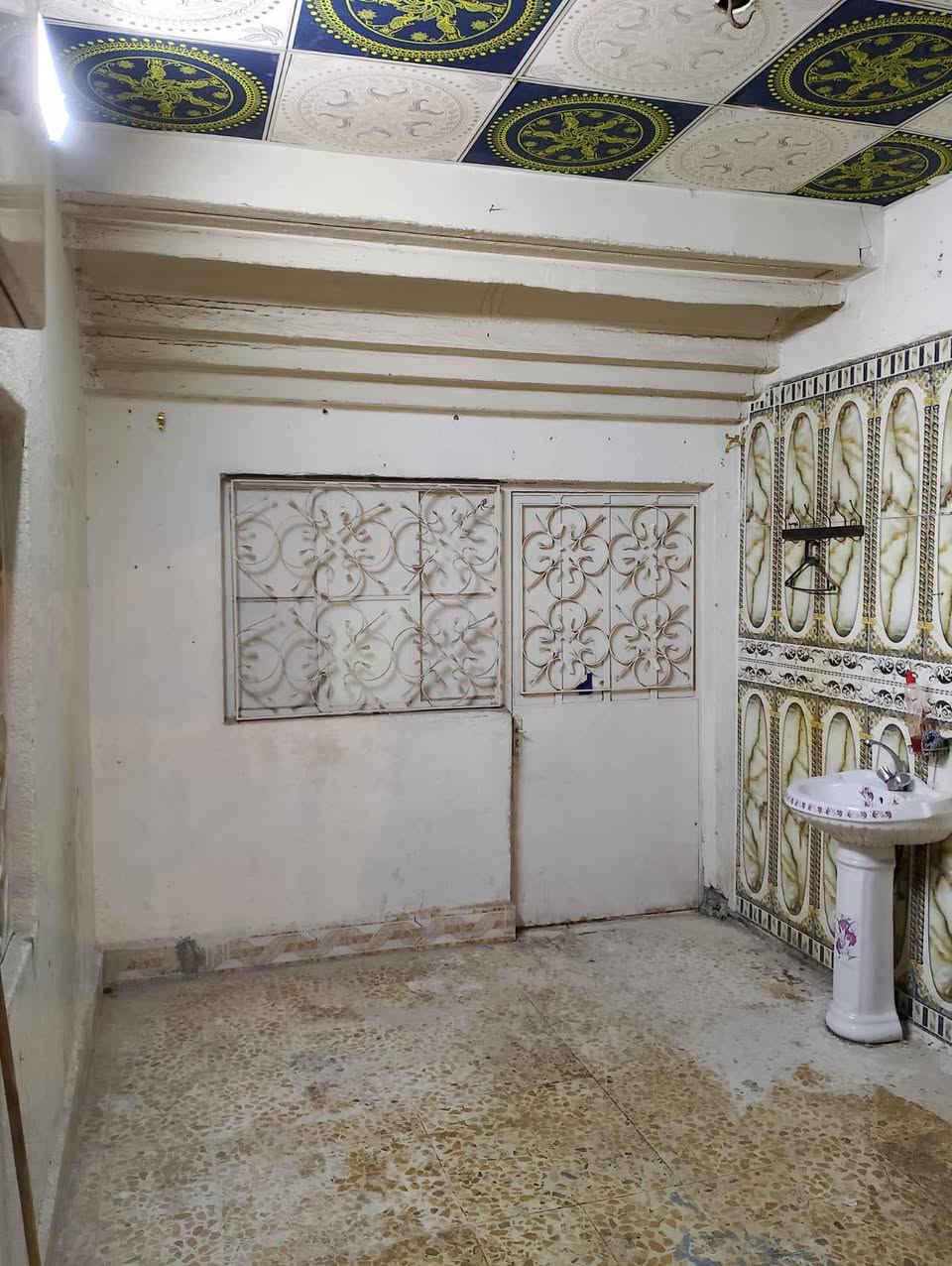 السلام عليكم
بيت اليجار 
جمهوريه 
غرفه موزع وستقبال ومطبخ وصحيات وطارمه وسطح 
يجاره قفل 400
***********
