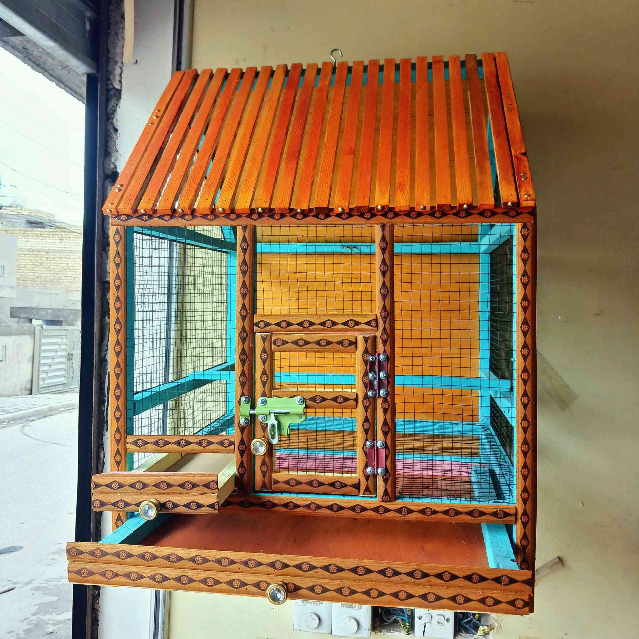 قفص الكوخ بتصميم مميز
شغل الجديد تزكام خشب الجاوي 
الارتفاع  85 سانتي
العرض 60سانتي 
النزال 60
مجر تنظيف 
مجر الكل 
العنوان بغداد حي السفير العبيدي
السعر خاص 
رقم الهاتف 📱 *********** 
متواجد واتساب
