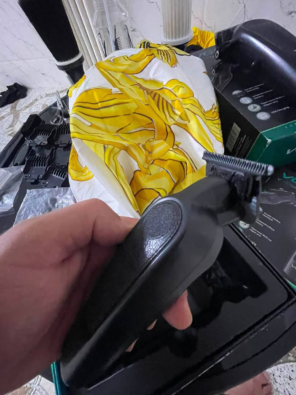 السلام عليكم 
عده حلاقه كامله للبيع
مكينه حلاقه كبيرهVGR
مكينه صفر وتحديد VGR
مقص✂️ 
نمر عدد6 لكل القياسات
كيبل شحن للمكينه
فرجه تنظيف المكينه 
فرجه تنظيف الرقبه 2
بخاخ ماي
فوطه روب حلاقه 

للتواصل خاص 
او ع رقم ***********وبي واتساب

