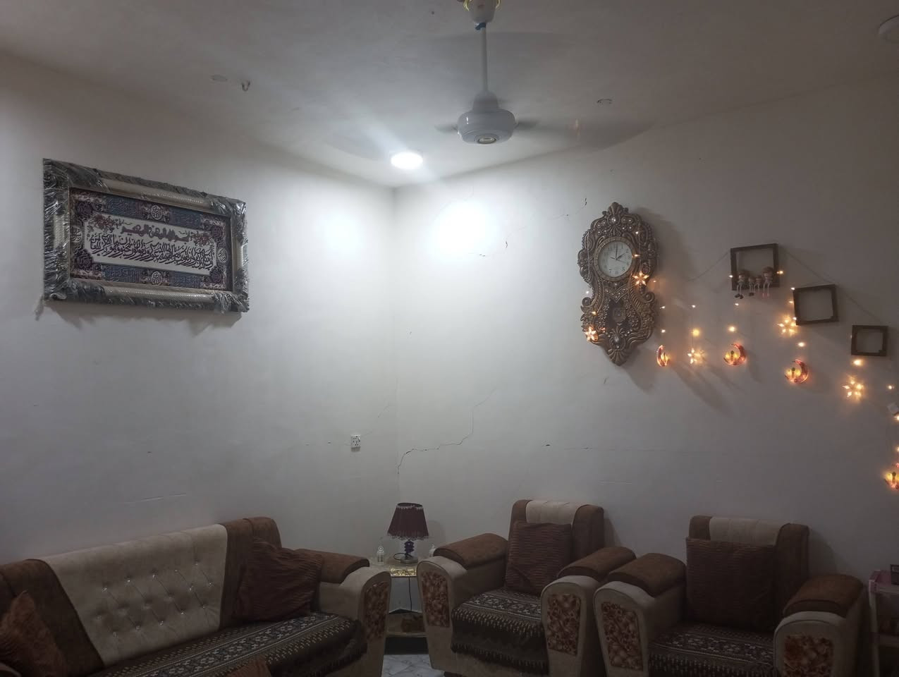 اسلام عليكم بيت البيع في ياسين خريبط حي الغدير مساحه 100 متر 
الواجهه 10*10
تاريخ البناء 2023 طابقين طابق الاول يحتوي علا غرفه واستقبال ومطبخ وا هول حمامين داخلي وخارجي ومنور
الطابق الثاني يحتوي علا 3 غرف وا هول وحمام البيت منعزل طابق الاول عن الثاني معزول بسندويج وبيه درج داخلي بين طابق الاول والثاني ودرج خارجي الطابق الثاني ويصير ينفتح ويرجع بيت كامل طابق الاول موجر الثاني ساكنين بيه يعني مثل التجاري السعر230 بيه مجال جدا قليل التواصل ***********
