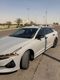 كيا k5 موديل 23 لون اسمنتي GT lien  ماشي 55 الف ميل  داخل جلد احمر   ف...