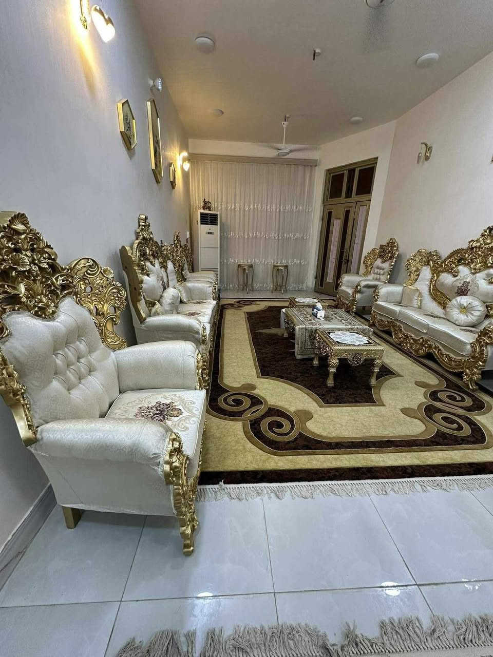 السلام عليكم للبيع بيت طابو صرف بناء حديث سنة 2025 مساحته 257 م طابقين يحتوي على 4 غرف نوم وصالات وهول ومطابخ حار وبارد عدد 3 وصحيات عدد 4 والطابق الارضي نفس الطابق الاول علماً مواد البناء كلها درجة أولى في حي الضباط الاولى مقابل سنتر الاسعار للأستفسار الاتصال على الرقم ***********
