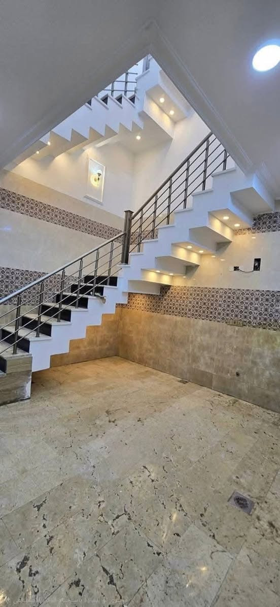 السلام عليكم
🏠مشتمل للبيع المساحة 85 م الواجهة 5 م النزال17م 

📍حي البنوك خلف لحوم البركة

بناء حديث

يحتوي على ( صالة + مطبخ + حولي + خدمات + غرفة نوم)

الطابق الثاني( 2 غرف نوم + خدمات)

للأستفسار :

*********** 

📍او زيارة موقع المكتب : الهدف للعقار - شارع الكنيسة بأتجاه جسر البنوك مجاور مكوى ريحانه
