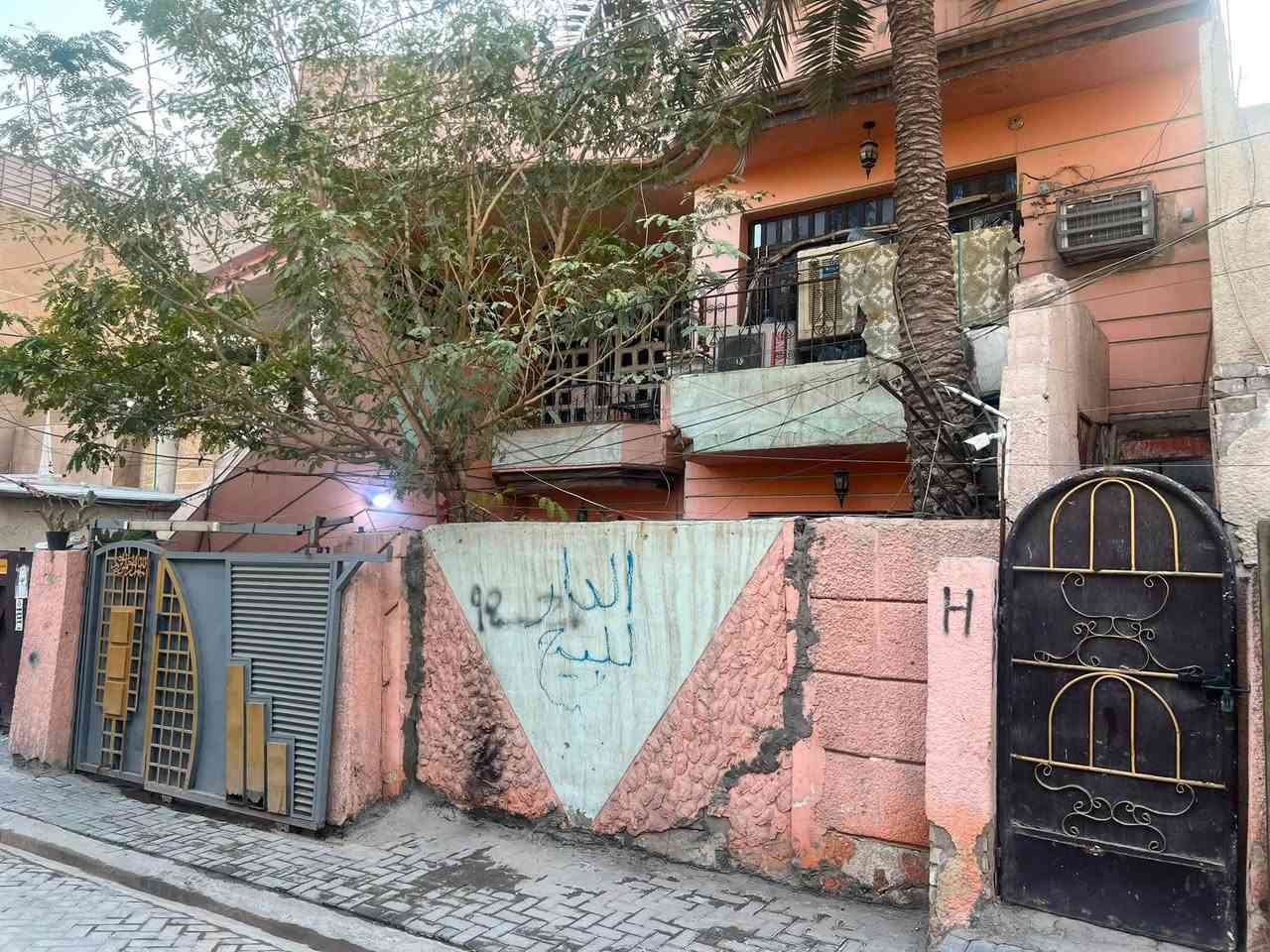 دار للبيع بغداد الجديده خلف افران المسبح بفرعين
مساحه 142 متر واجه 9وربع بناء 2000 

عرض الشارع 6 متر مقرنص بسعر جيد 

استفسار خاص او واتساب ***********
