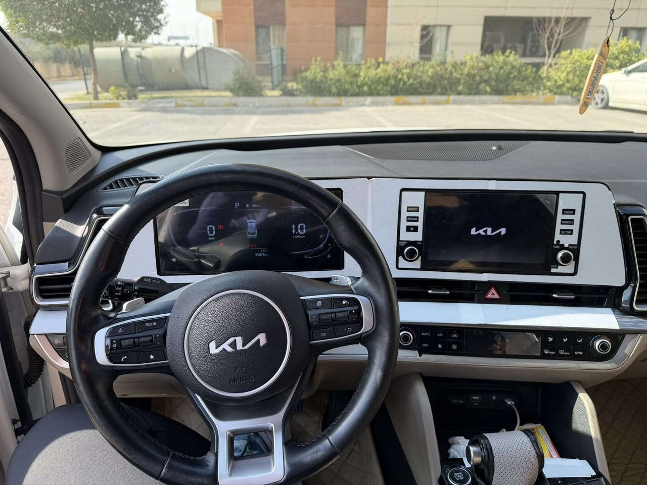 السلام عليكم سبورتج 2025 فول ماعده البنيرما مواصفات ماشيه 40الف  كشنات كهرباء تدفه كشنات تدفه استيرن لد بچم صندوق كهرباء وبعد بيهه هواي مواصفات الاستفسار ***********
