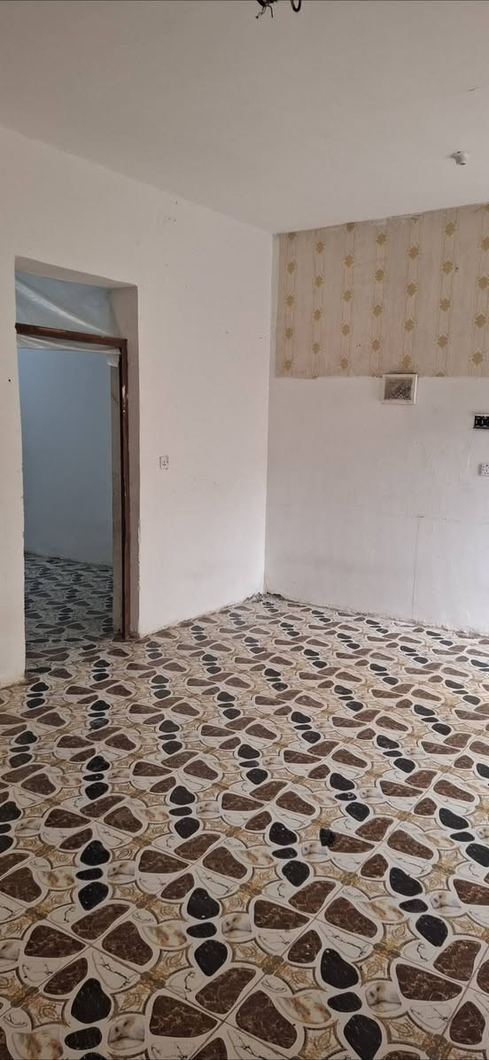 دار للإيجار مساحة ١٠٠ متر في منطقة الكوت الجديدة نزلت البترومين قرب اسواق حمادة يحتوي على غرفتين وصاله ومطبخ و صحيات خارجية للاستفسار اكثر الاتصال بالرقم ***********
