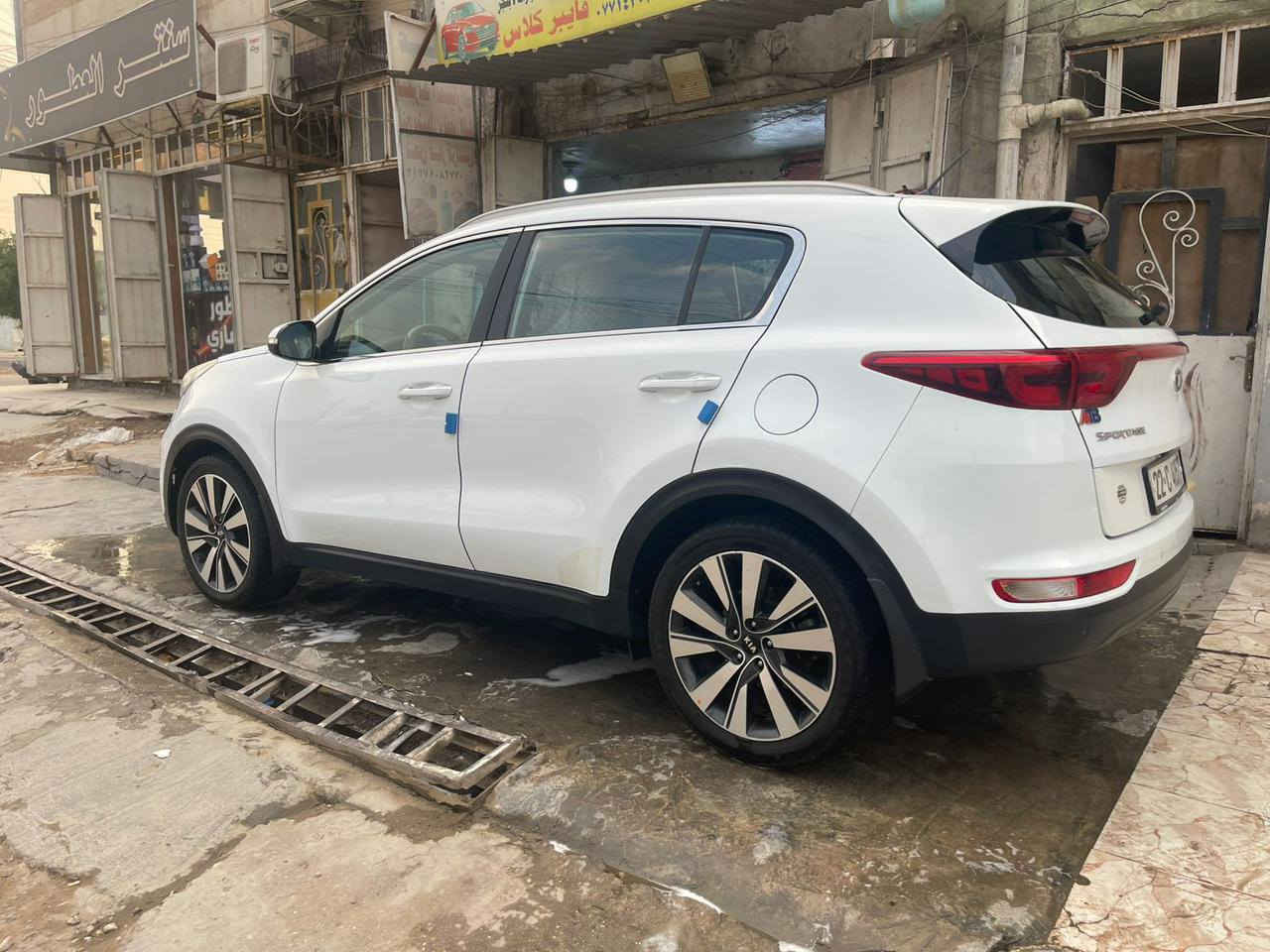 السلام عليكم
سبورتج 17  خليجي  
رقم دولي اربيل
مكفولة كفالة عامة  عده الي مأشر عليه بل صوره
المواصفات: 
فول تحكم ستيرن
تبريد قطعتين 
حساسات أمامية 
حساسات خلفية 
مري كهرباء 
اشير بالمري
شاشة اعطال
كامره  
يدات ابواب نيكل 
محرك 2000 دوش
كروس مثبت سرعه 
ثلاث وضعيات قيادة 
‏ECO
‏SPORTS 
‏NORMAL 
وباقي تفاصيل سبورتج معروفه 
تخم تاير جديد 
باتري جديد 
السعر 163
العنوان بغداد الشعب 
للاستفسار 
***********
