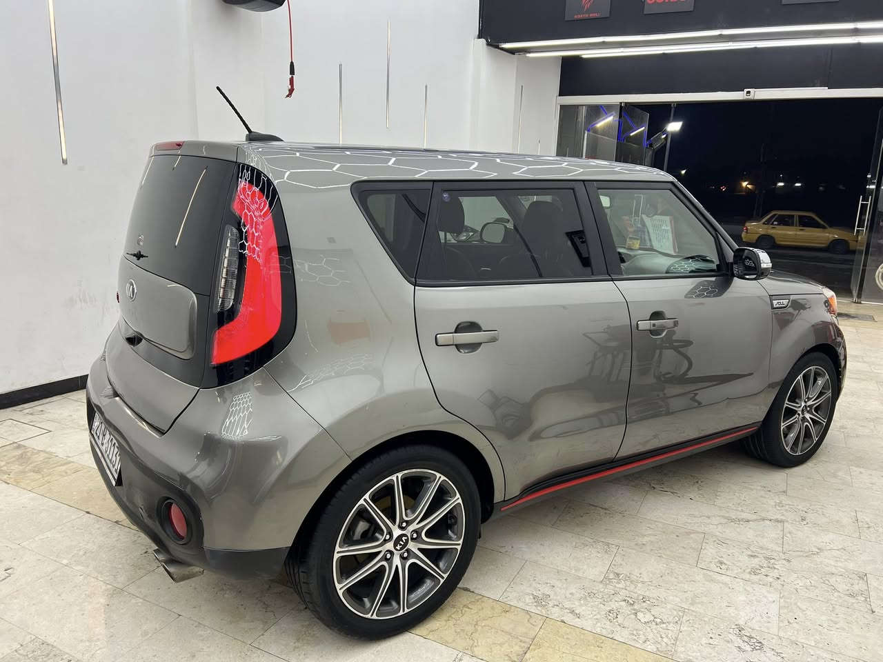 السلام عليكم

للبيع كيا صول  ٢٠١٨ وارد امريكي حادثه خلفي وبسيط 

السيارة بدون صبغ بدون تبديل عدت الدعاميه خلفيه فقط
                        
                           ( ملاحظه )

فوووووووول موصفات السياره مميزه جدا بالموصفات

رقم سليمانيه  الجديد 

مواصفات فوووووول عدا الفتحه

1600 تيربو ✈️

ماشيه ٤٦ الف

بصمة تشغيل وأبواب وجنطه

كراسي كهرباء السايق والراكب عدد 2

اضائه ترحيب

شاشه حجم كبير

كامره اصليه

نظام ترحيب

مري شفط + نيكل بلادي

اشاير بالمري

بكلايت لد بلادي

الايتات بلادي زنون ولد نهاري

كشافات لد

ستيرن حرف D + جلد وخياط 

كشنات جلد زائد تطريز بخيط احمر

سستم سماعات + انار بالسماعات متغيره مع الصوت 

 أناره داخليه متغيره

أناره اسفل السياره بلاديه

أناره اسفل الدشبول متغيره

ويل كب كروم 

كروزر سرعه

تبريد منفصل ابيانو 

تدفئ بالستيرن 

دوسات حمره

تدفئ في الكراسي الاماميه

تدفئ بالكراسي الخلفيه

تغير وضع القياده

بوصله بالمرايه الوسطيه

بغداد الكرخ حي الاعلام

السعر ١١٢ ورقه وبيها مجال بسيط 
رقم الهاتف ***********
