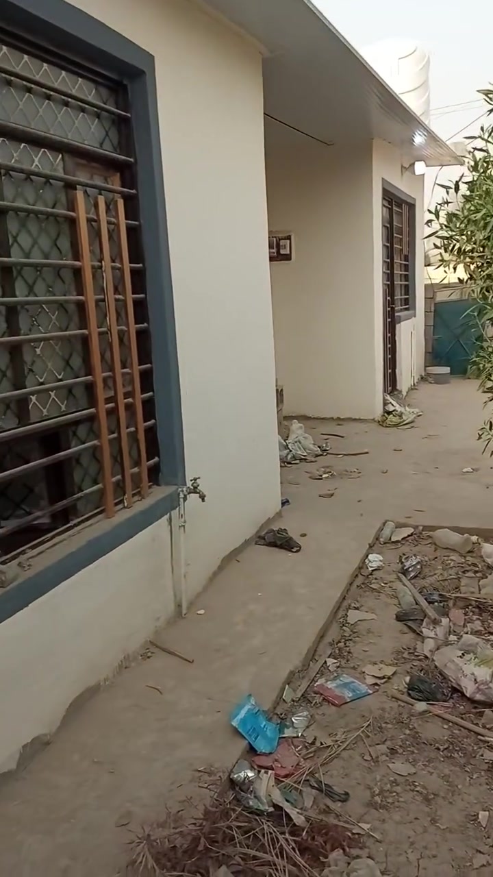 سلام عليكم بيت للبيع بحي سكينه المساحه 225يحتوي عل غرفتين ومضيف ومطبخ وستقبال وحمام البيت جاهز السعر خاص ***********
