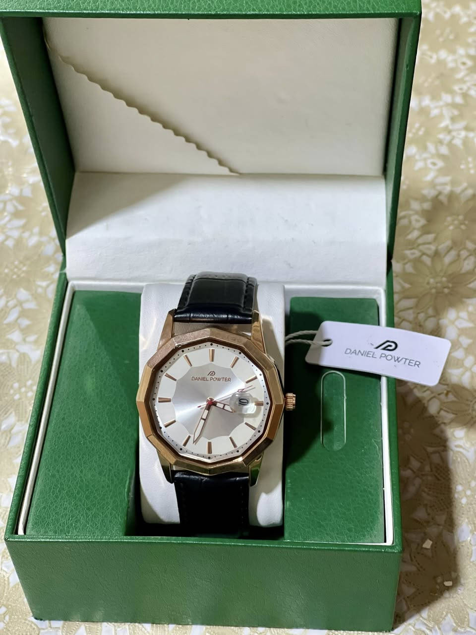 ,ٍ
‏سلام عليكم للبيع ساعات ماركات مختلفة وزن ثقيل جدا ،جلد طبيعي ، سناتر شغالة، بأسعار مختلفة شنو يعجبك راسلني 
مكاني كربلاء ***********
