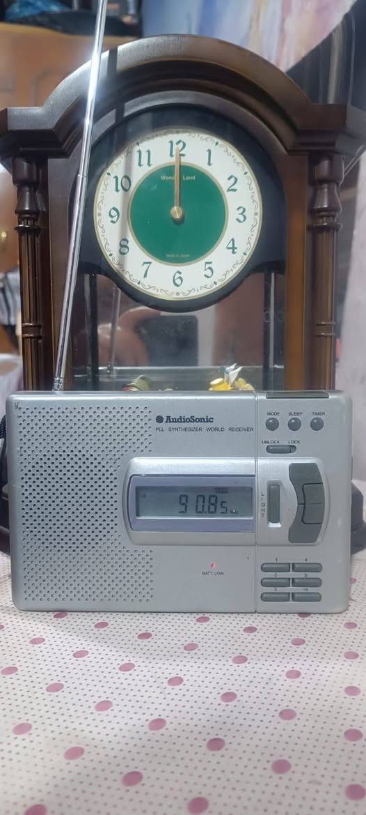 راديو Audiosonic World Receiver موديل TK-388PLL، وهو جهاز راديو محمول من تسعينيات القرن الماضي.
نطاقات الموجات: يدعم النطاقات LW، MW، SW، و FM. 

الطاقة: يعمل بواسطة 4 بطاريات AA أو محول DC 6V. 

المميزات: شاشة رقمية تعرض التردد، ساعة، ومؤقت للنوم. 

الأبعاد: الحجم التقريبي هو 

￼

18×11.5×3.518 cross 11.5 cross 3.5

18×11.5×3.5

سم.


**إذا كنت صاحب هذا الإعلان وتريد حذفه لأي سبب، رجاءا أرسل رسالة إلى الدعم الفني**