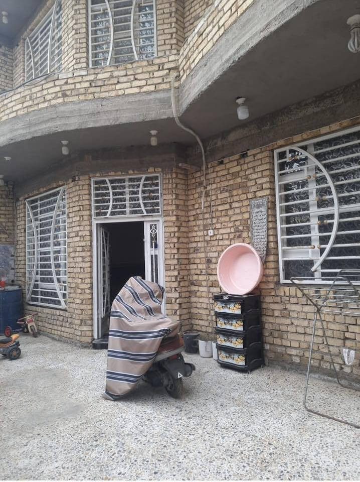 🏠 دار سكنية مميزة للبيع - منطقة الخاجية 🏠
فرصة ممتازة لامتلاك منزل واسع وحديث في موقع استراتيجي وهادئ (منطقة الحقوقيين).
📍 الموقع الجغرافي
• المنطقة: الخاجية - منطقة الحقوقيين.
• العلامة الدالة: مقابل القسم البلدي مباشرة.
🏗️ تفاصيل العقار
• المساحة الإجمالية: 200 متر مربع.
• سنة التشييد: 2019 (بناء حديث ونظيف).
• عدد الطوابق: طابقين بتصميم متكامل.
🧱 التصميم الداخلي
✅ الطابق الأول:
• استقبال واسعة للضيوف 🛋️.
• هول (صالة داخلية) 📺.
• مطبخ عصري 🍳.
• غرفتين نوم مريحة 🛏️.
• مجموعة صحيات متكاملة 🚿.
✅ الطابق الثاني:
• مصمم بنفس نظام الطابق الأرضي تماماً، مما يوفر استقلالية تامة أو مساحة إضافية للعوائل الكبيرة ✨.
📞 للاستفسار والتواصل
للمزيد من المعلومات أو لتحديد موعد للمعاينة، يرجى الاتصال بنا على الرقم التالي:
📱 ***********
