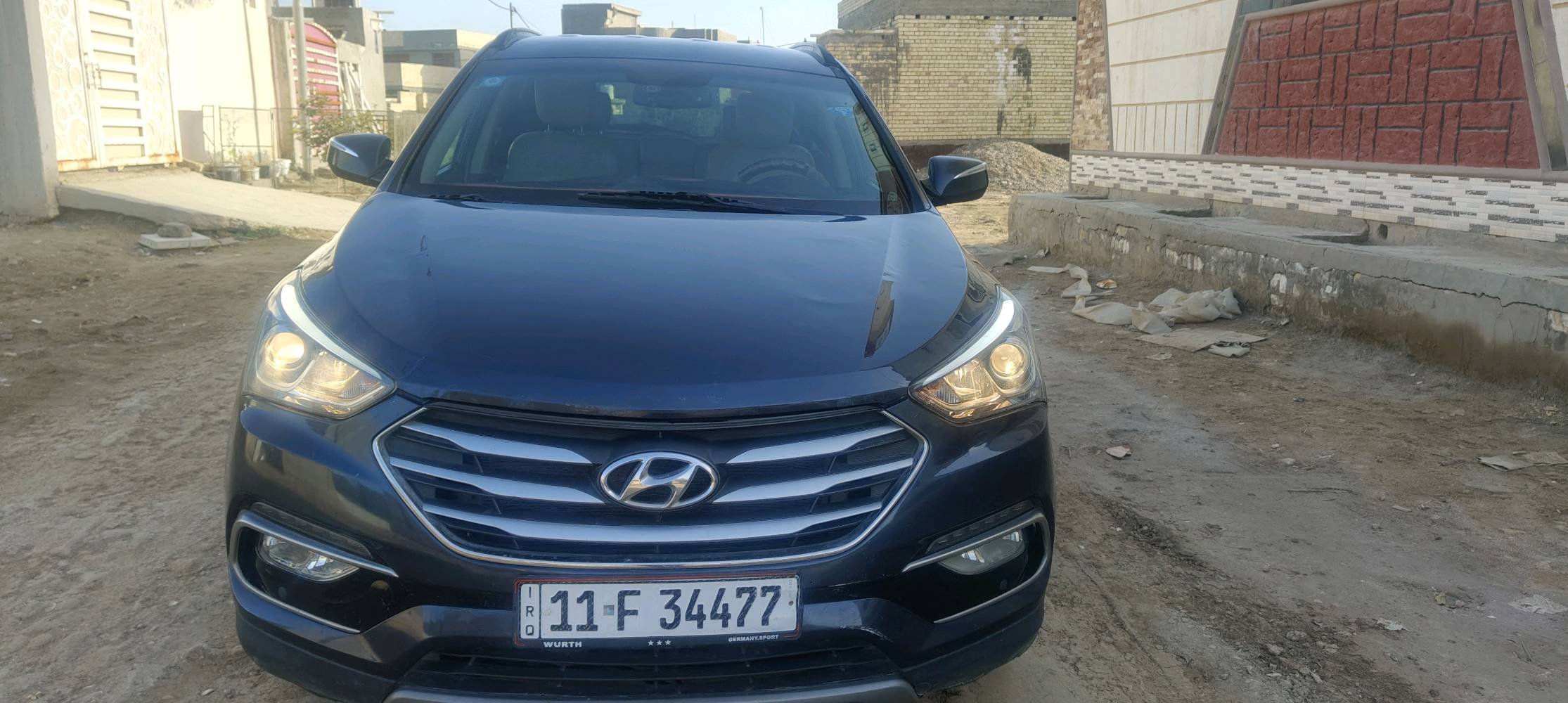 سيارة هيونداي سنتافي موديل 2017 للبيع، بحالة جيدة جداً كما هو موضح في الصور. اللون أزرق والسقف سونار. السيارة تتسع لعائلة وهي مناسبة للرحلات والتنقلات اليومية. تعمل بنظام الدفع الرباعي (AWD) وتتميز بمقصورة داخلية مريحة مع نظام ترفيه حديث. التقييم المروري حديث والمعاينة العامة ممتازة. للاستفسار الرجاء الاتصال على الرقم الموجود في الإعلان.