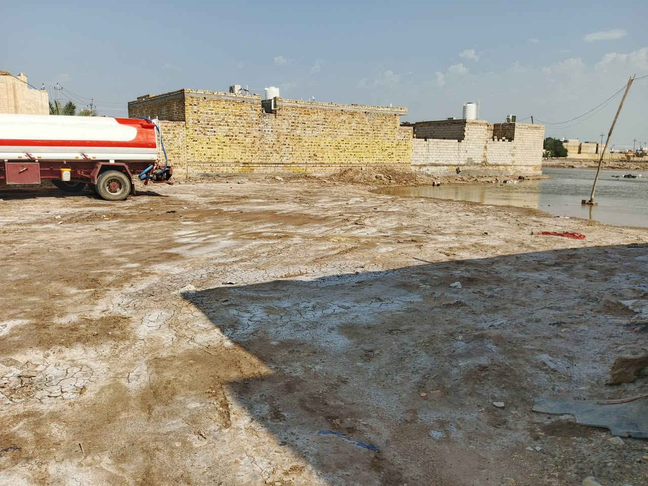 دونم للبيع فيه 3 بيوت وباقي منه 5قطع في حي القصور بناء حديث كامل الخدمات
للاتصال ***********
