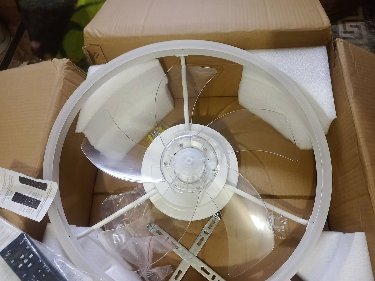 المنتج عبارة عن مروحة سقف حديثة مزودة بإضاءة LED مدمجة وجهاز تحكم عن بعد. 
تتميز بتصميم عصري يدمج المروحة مع وحدة إضاءة في قطعة واحدة.
توفر كفاءة في استهلاك الطاقة مقارنة بأنظمة التبريد الأخرى.
يمكن استخدامها لتوزيع الهواء بشكل مريح في الغرفة.
تأتي مع جهاز تحكم عن بعد لتعديل سرعة المروحة والإضاءة بسهولة
السعر 30 الف


**إذا كنت صاحب هذا الإعلان وتريد حذفه لأي سبب، رجاءا أرسل رسالة إلى الدعم الفني**