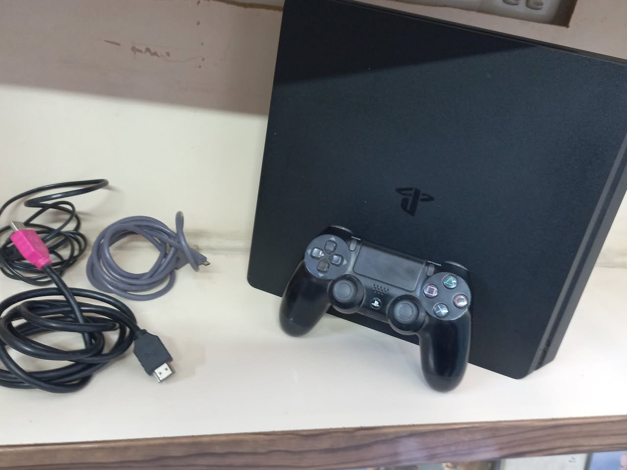 سلام عليكم شباب بلي 4 مهكر ذاكرة 500 
نضام 9.00 مكفول غير مفتوح الملحقات جوستك اصليه عدد 1 كيبل HD كيبل شحن جوستك  السعر 300 وبيه مجال قليل  الاتصال على هذا الرقم  ***********
