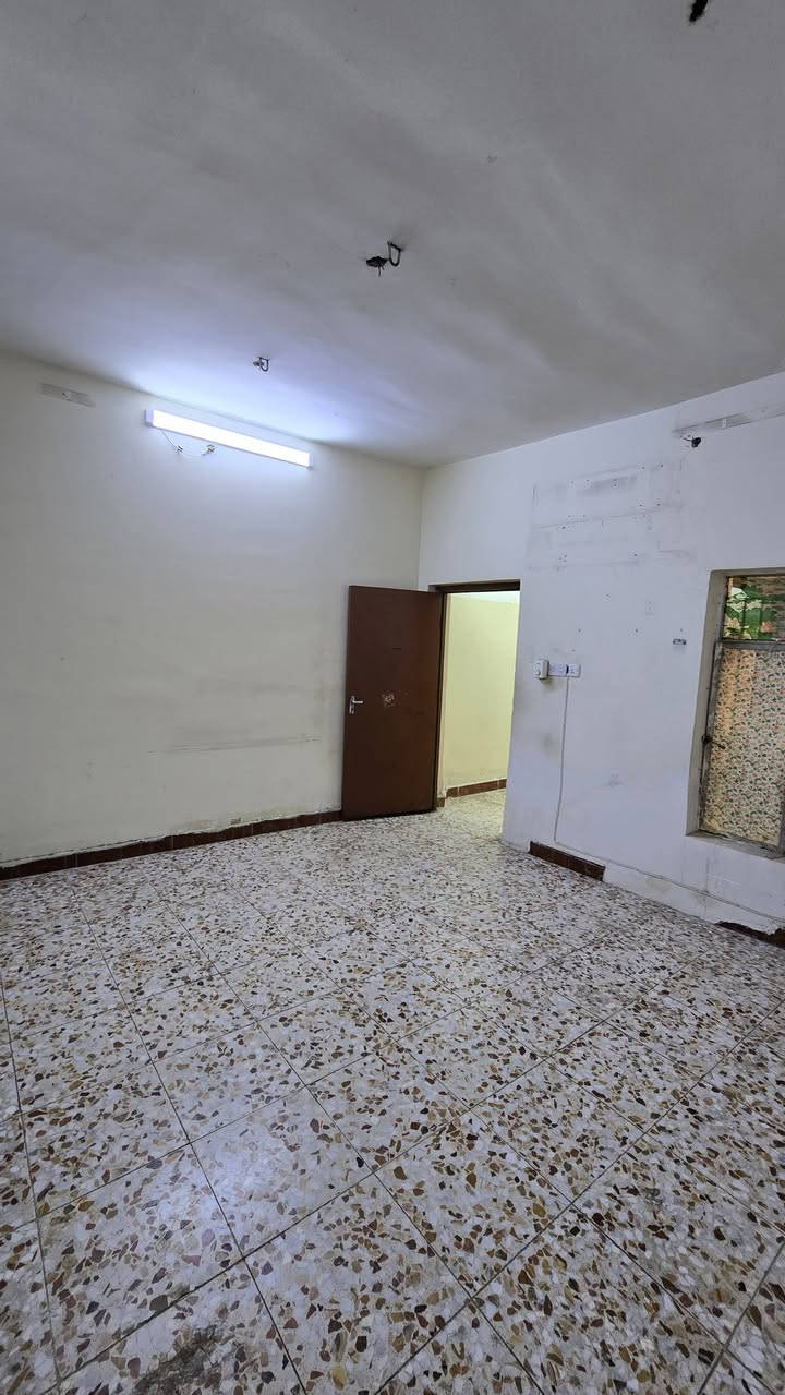 السلام عليكم
بيت 100م طابقين للايجار في( بغداد/ الدوره / ابودشير / منطقة الالف / خلف جامعة كلكامش ) 
يحتوي على 
■ كراج يتسع لسياره واحد 
■ صاله 
■ هول داخلي +مطبخ
■ ترك 
■ غرفتين نوم 
■ حمام 
■ مخزن
■ سطح طابق اول +سطح طابق ثاني 
للاستفسار اكثر 
***********
+متواجد واتساب
