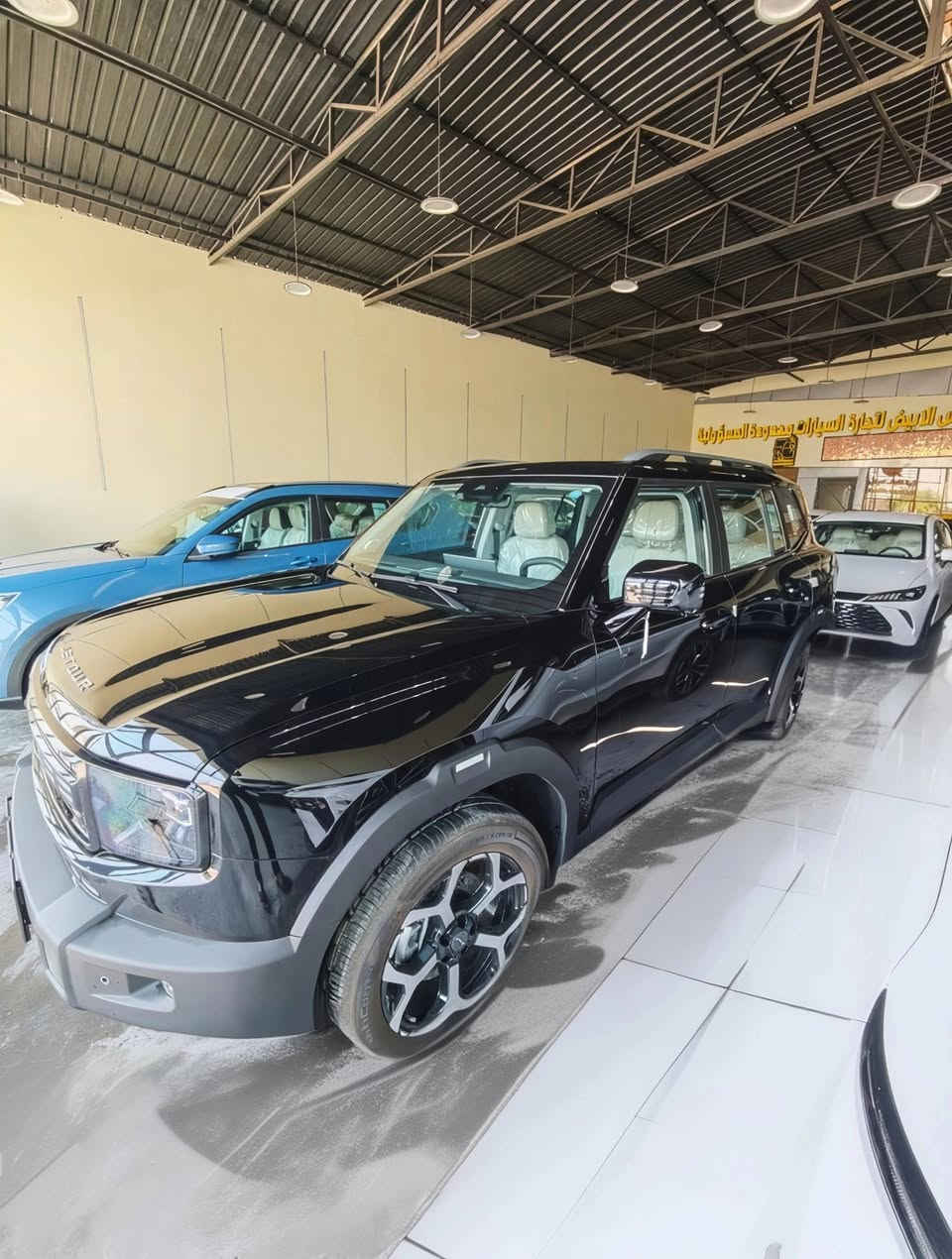 سيارة Jetour T1 i-DM (الهايبرد القابل للشحن Plug-in Hybrid)  اقتصادية في استهلاك الوقود 
أبرز المواصفات:
محرك بنزين تيربو 1.5 لتر مع نظام هايبرد قابل للشحن (PHEV). 
مدى كهربائي خالص يقارب 88–100 كم للشحنة الواحدة. 
مدى إجمالي (بنزين + كهرباء) قد يصل إلى 800–1200 كم حسب ظروف القيادة. 
شاشة وسطية كبيرة 15.6 بوصة وأنظمة أمان ومساعدة قيادة متقدمة. 
المميزات: ✅ صرفية وقود ممتازة عند الشحن المنتظم.
✅ عزم قوي وتسارع جيد.
✅ مساحة داخلية واسعة وشكل جذاب.
✅ إمكانية السير يومياً بالكهرباء فقط لمسافات قصيرة ومتوسطة. �
السعر /// 42 مليون
ادخل على الرابط 👇👇 
شركة الفرس الابيض لتجارة السيارات 
معارض البياع الشارع المميز مجاور معرض العامري 
*********** 
*********** 
*********** 
***********
