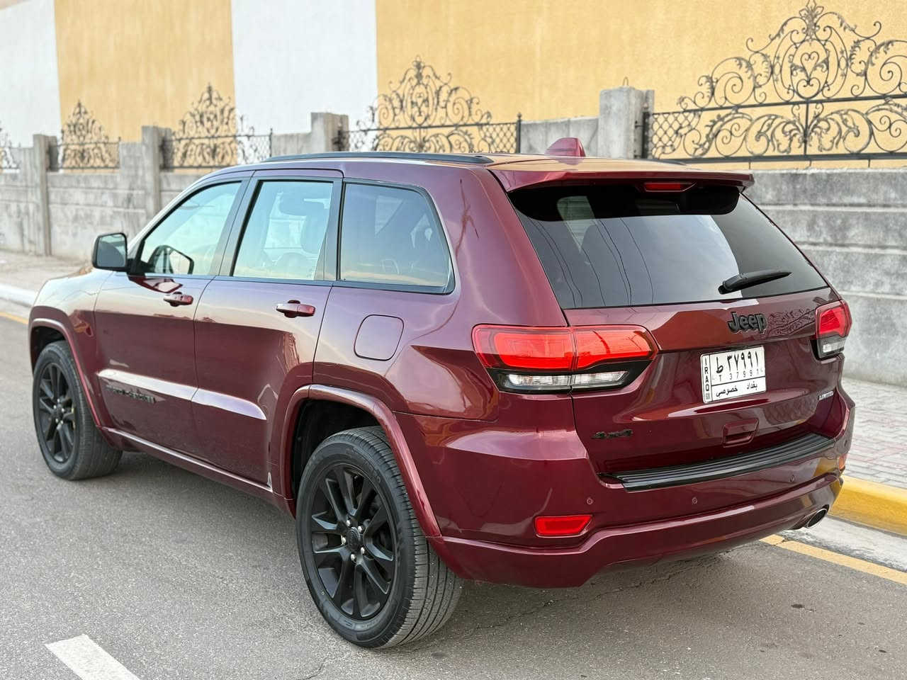 جيب كراند شيروكي بلاك توب 2018
رقم بغداد تحويل مباشر 
حجم المحرك : 6 سلندر 3600 فور ويل 
عداد المسافه : 78 الف mill
الضرر : صبغ جاملغ خلفي وتبديل صندوق نفس اللون ايرباك سليم 

المواصفات ..
بصمة تشغيل وابواب تشغيل عن بعد
مقاعد جلد كهرباء تدفئه - تدفئه ستيرن
نقاط عمياء - قياده اليه - صندوق كهرباء
مري قلاب - لايت عدسات زينون 
حساس خلفي - رادار خلفي 
كير ومحرك بلادي مامفتوح 
مسويلها ادامة كامله بدون اي نقص 
السعر 225 ورقه قابل لتفاوض 
*********** مهندس حسين  
كربلاء / حي الحسين 
شركة_المتحدة_لمزادات_السيارات_وقطع_الغيار
