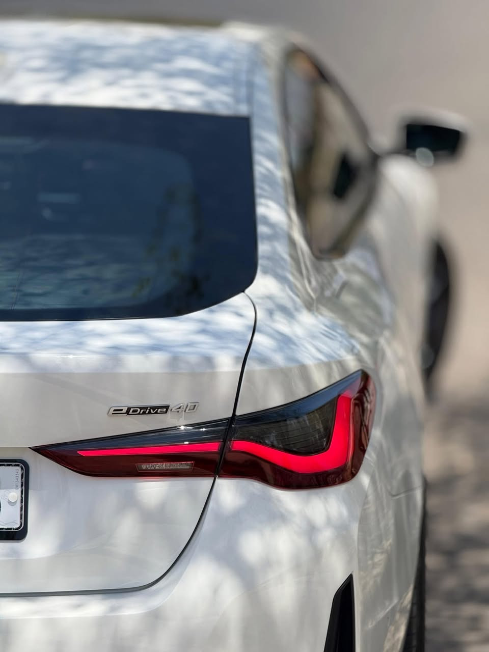 السلام عليكم 
بي ام دبليو BMW i4 Edrive40 2023
كهرباء بالكامل
المواصفات:
  
 بطارية 84 كيلو واط  (الشحنة تمشي 400-500 كيلومتر)
بانوراما
لايتات امامية متحركة عدسة Adaptive laser led 
حساسات امامية وخلفية 
رادات جانبية وامامية
كاميرا  خلفية 
توقف ذاتي 
تنبيه اصدام للمركبات وللاشخاص
محدد ومثبت سرعة + تنبيه الخروج من المسار
نظام الترفيه idrive 8 احدث نظام 
ممكن عرض خريطة ويز على الشاشة الاماميه (امام السائق)
المسافة المقطوعة 27,000 ميل 
مقاعد كهرباء + تسخين مقاعد + تسخين مقود قيادة
اوامر صوتيه في النظام الترفيهي 
السرعة من 0-100 خلال 5 ثواني 
حادث السيارة : الجاملغ الخلفي فقط
بدون ايرباك (ايرباكات سليمة )
السيارة جديدة جداً ونظيفة ومناقصها اي شي 
السعر 31,000$ بيها مجال  
مكان السيارة اربيل / موصل 
رقم الهاتف ***********
