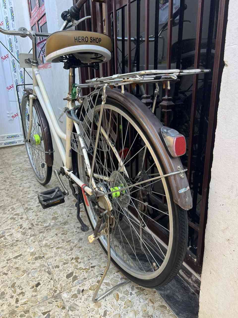 السلام عليكم بايسكل للبيع حجم 26 سعر 95 وبي مجال تايرات جدد بريكات شغاله كله كامل  متواجد فيس واتساب ***********
