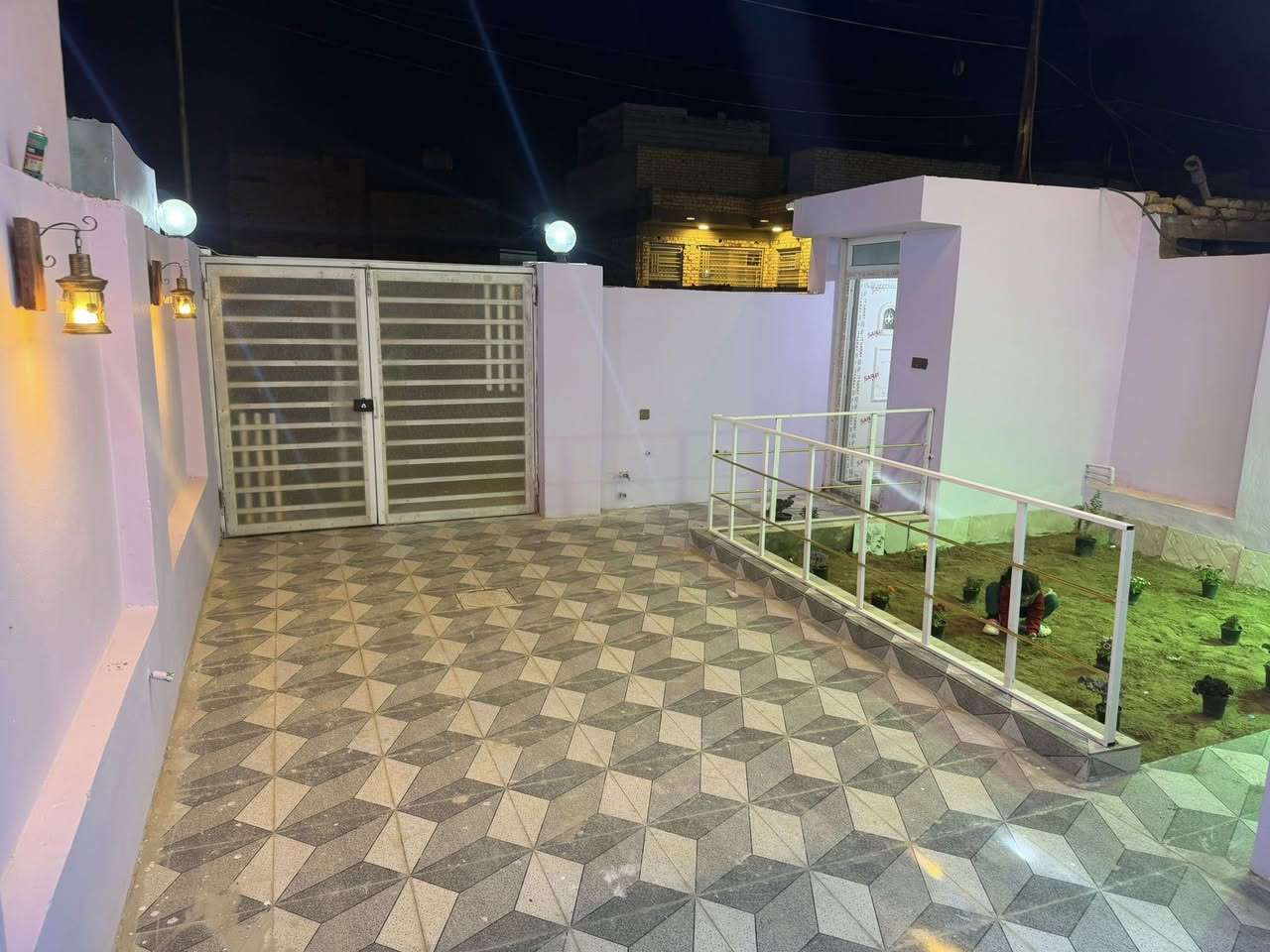 بيت للبيع مجمع توحيد مساحه ١٧٦ واجهه ٧ ونص بناء جديد مامسكون
استقبال

مطبخ

صاله

صحيات داخليه وخارجيه

غرفتين 

للاستفسار اكثر الاتصال على ٠٧٨٠ ٤٠٢ ٩١٢٩
