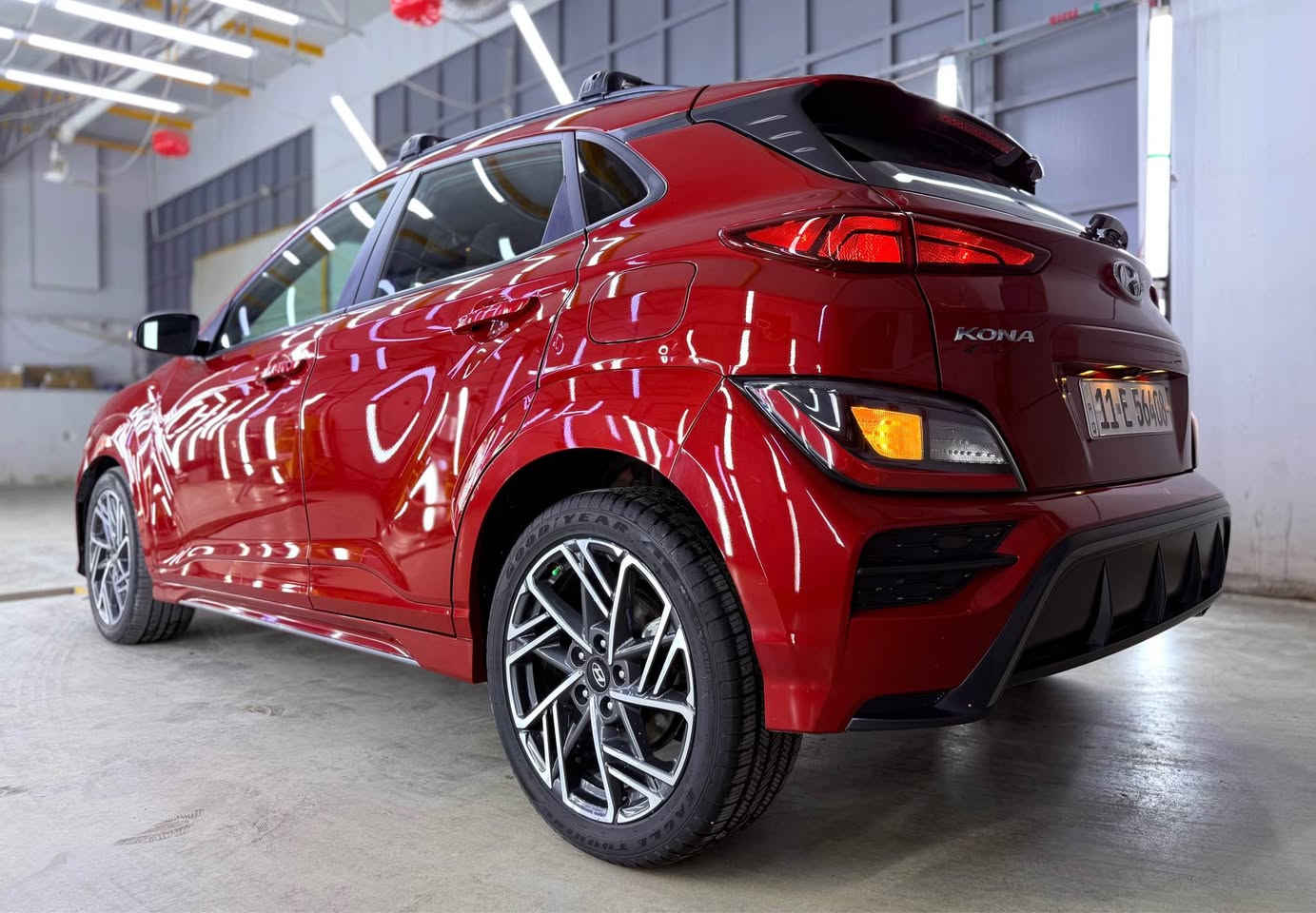 ***********
السلام عليكم  بيع او مراوس 
 هونداي كونا Nline احمر موديل 2022 رقم بغداد باسمي
هزه جديده رقم جديد تحويل ثاني يوم
السيارة ضرره فقط  👇🏻👇🏻👇🏻👇🏻👇🏻
((((( طخة بل بنيد + شبرين تعديل بارد جاملغ بدون ايرباك ضرر بسيط  صور الحادث موجودة
✅((((((( مكفولة من الايرباك كفالة عامة ))))))✅
ماشيه 22 الف ميل
المواصفات 
بصمة ابواب + تشغيل 
شاشة دجتال عداد الكتروني
شاشة حجم كبير + نضام car play + خزن 500G
كاميرا خلفية دوارة
ويل حجم 18
كشنات مختم N
تحكم ستيرن 
نضام مانع الانحدار 
هيترات بل كشنات
هيتر دركة 
شاحنه طوارئ لاسلكي
رادارات جانبية 
شاشة عرض الاعطال
٣ انضمة قيادة ايكو سبورت وعادي
تبريد شركة طسة مال شركة سياره جديدة جدا 
وعلى ايدي اني المستورد السياره مكفوله من النقص 
 سيرفس كامل دهن فلاتر موتل بانزين فول بولش عام نانو سيراميك 
اذا بيها نقص الف دينار ادفعة الف دولار 
محرك 1600 توربو طياره
السيارة جديدة اي نقص مابيه من الداخل والخارج  
اي استفسار هذا رقمي *********** بغداد, العراق
