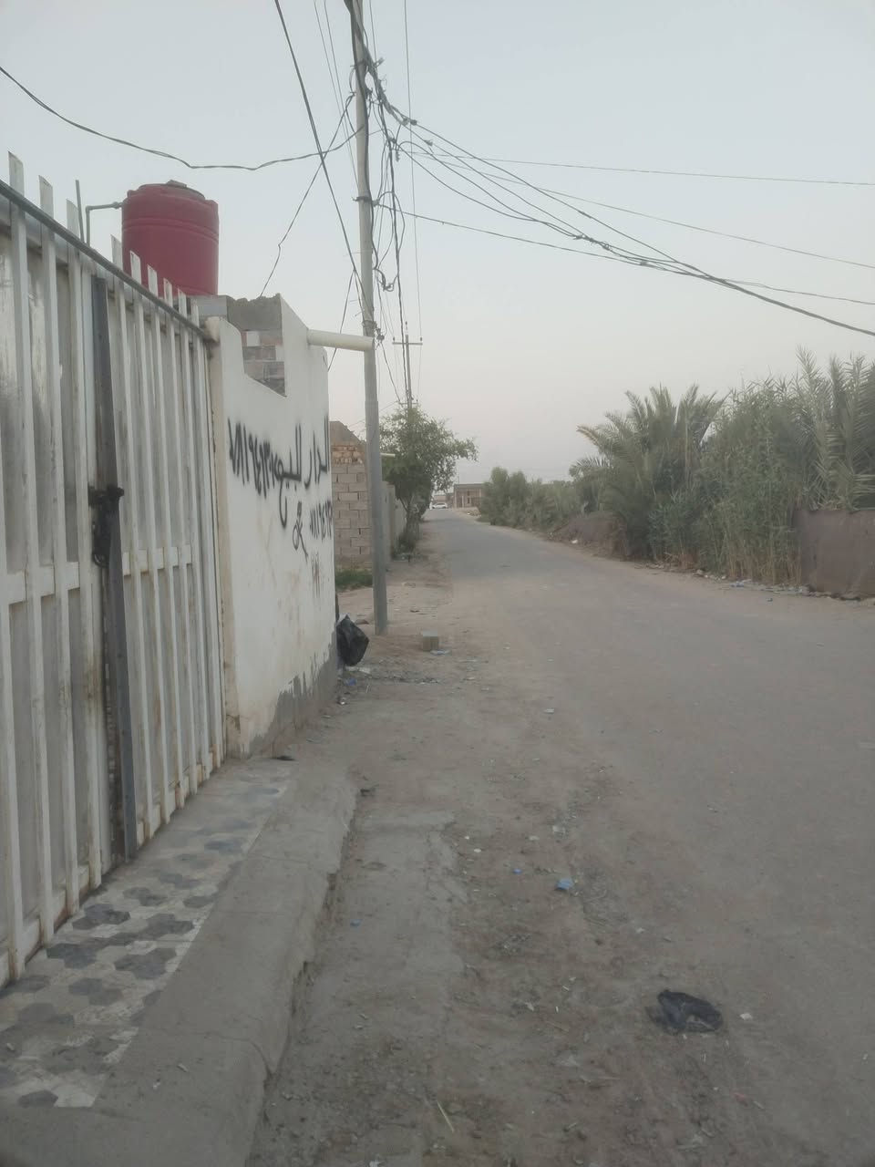 بسعر مناسب جداً
🏠 بيت جاهز للبيع – الديوانية / قضاء السنيه نزلة كاظم ال جاسم 
📐 المساحة: 160  متر
▪️ الواجهة 10 متر × النزال 16 متر
✅ التفاصيل:
▫️ سند 25 زراعي بعقد أصولي جاهز
▫️ البيت يتكون من غرفتين ومطبخ وصالة واستقبال
 ومجمع صحيات وطارمة 
▫️ مداور ثاني يوم 
▫️ خدمات كامله تبليط بالباب 
▫️ يبعد  75 متر فقط عن الشارع العام طريق الزوار 
💰 السعر المطلوب: 45   مليون وبي مجال 
📞 للاستفسار:
خاص أو الاتصال على الرقم امير الفتلاوي
***********
