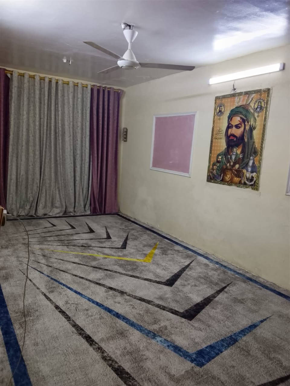 دار لبيع  طابق ونص قبل السكه فرع حسينيه زينب الحوراء مقابل قطاع السابع بي غرفه واستقبال ومطبخ وحولي وغرفتين فوك السطح السعر 95 وبيه مجال لتواصل على الرقم التالي ***********
