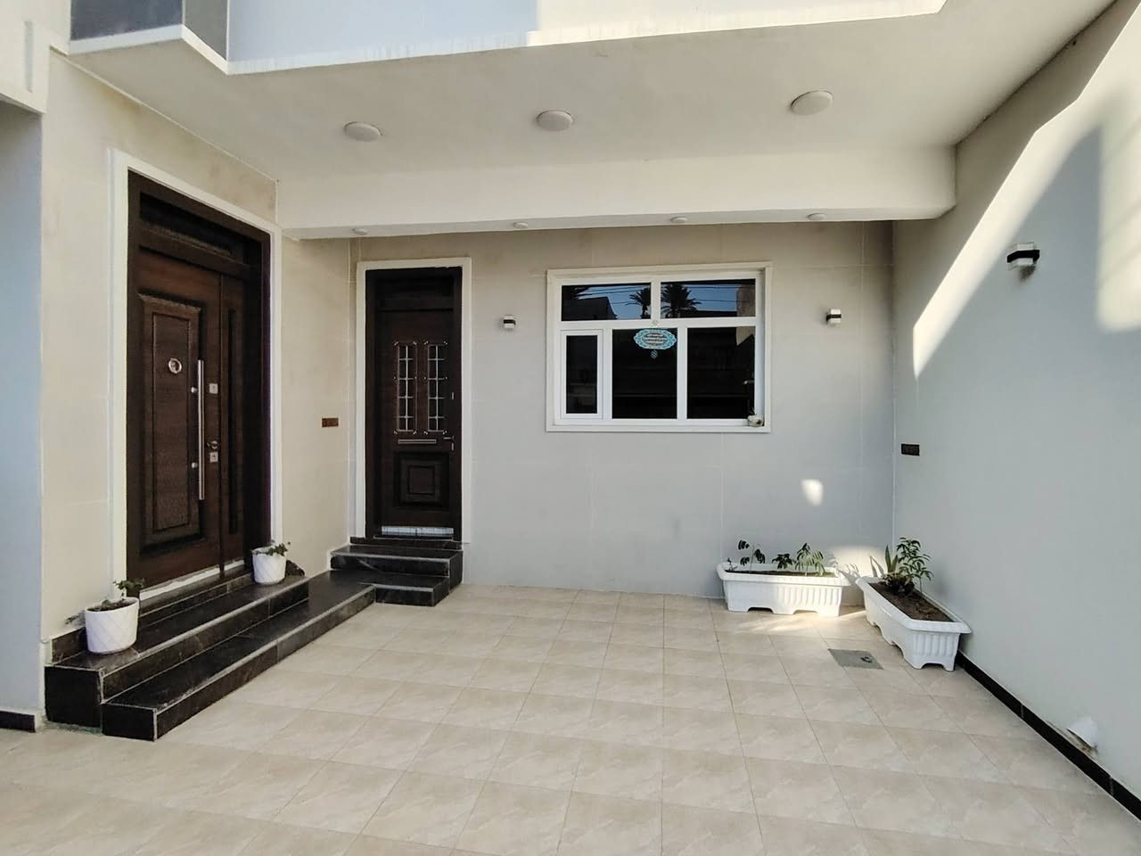 دار للبيع مساحه 200 متر بناء حديث في بعقوبة الفلاحة مقابيل نقابه المعلمين يبعد عن الكورنيش 50متر شغل درجه اولى واجهة 11 متر ونزار 18 طابو زراعي سند 25 عندي وكالة ومكاتبه من الصاحب الأصلي مع قرار قاضي أيضا الطابق الأول استقبال وصاله ومطبخ وغرفتين نوم وصحيات مع كراج سياره وحديقة والطابق الثاني 3غرف نوم وصاله وصحيات للاستفسار *********** واتساب
