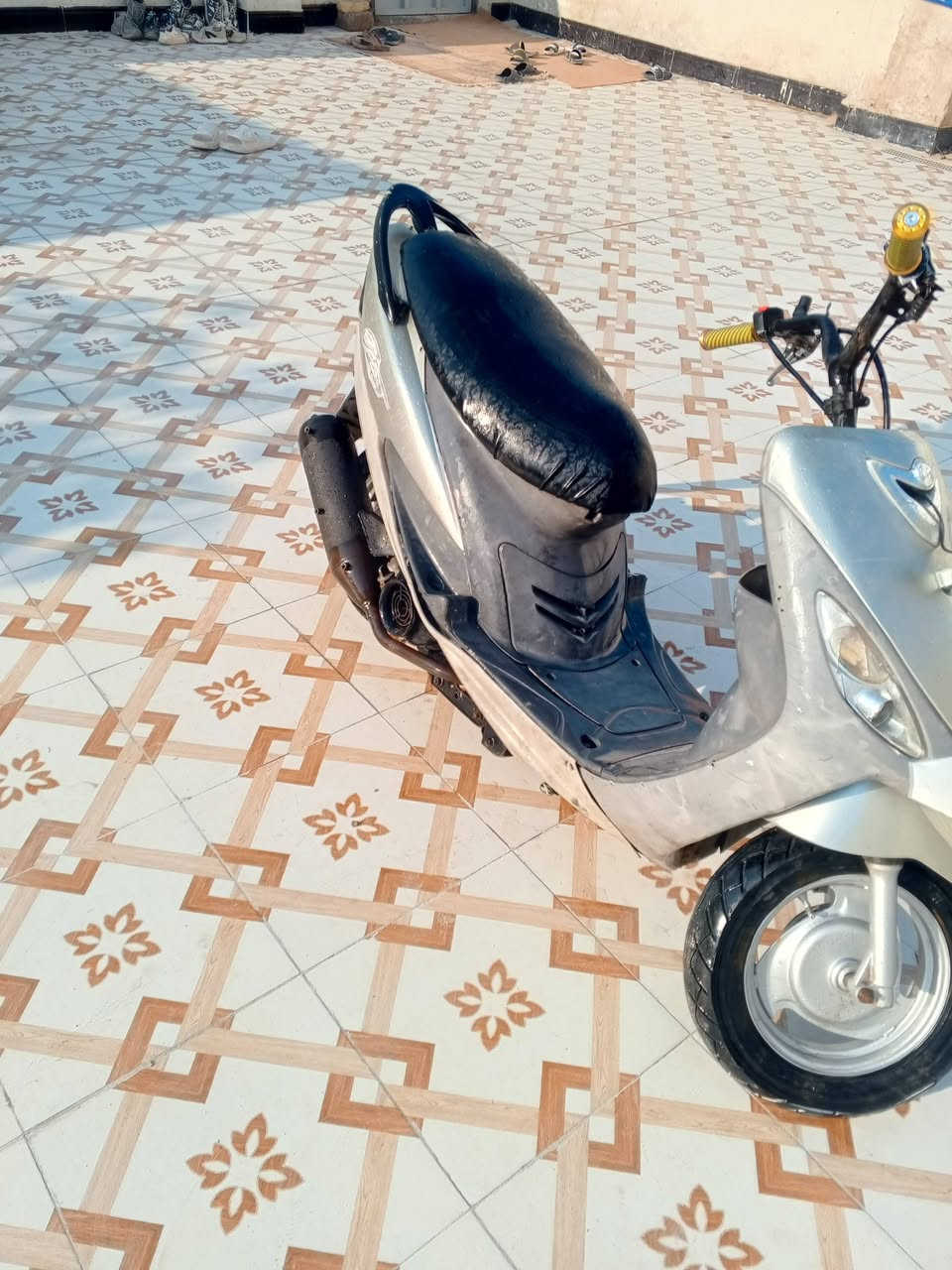 سلام عليكم دراجه للبيع ماكس دراجه كامله بوشه 50مفتوحه صالنصه كاتم توني شاده جديده دراجه حربيه كفراته كله كامله لايتات شغاله سلف هندر شلعه كلش حلوه دراجه كامله من طول ل طول *********** رقمي سعر 475
