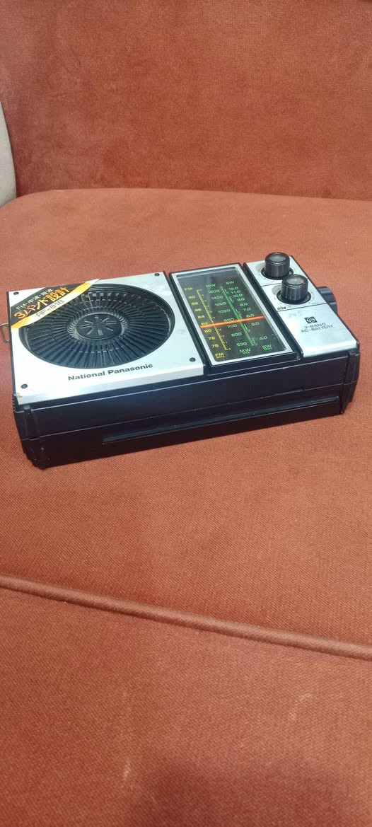 راديو نشينل بانسونيك ياباني اصلي نظيف جدا 3 موجات كهرباء 110 فولت وباتري عدد3 الجهاز بلادي خالي من التصليح السعر 85 الف ***********
