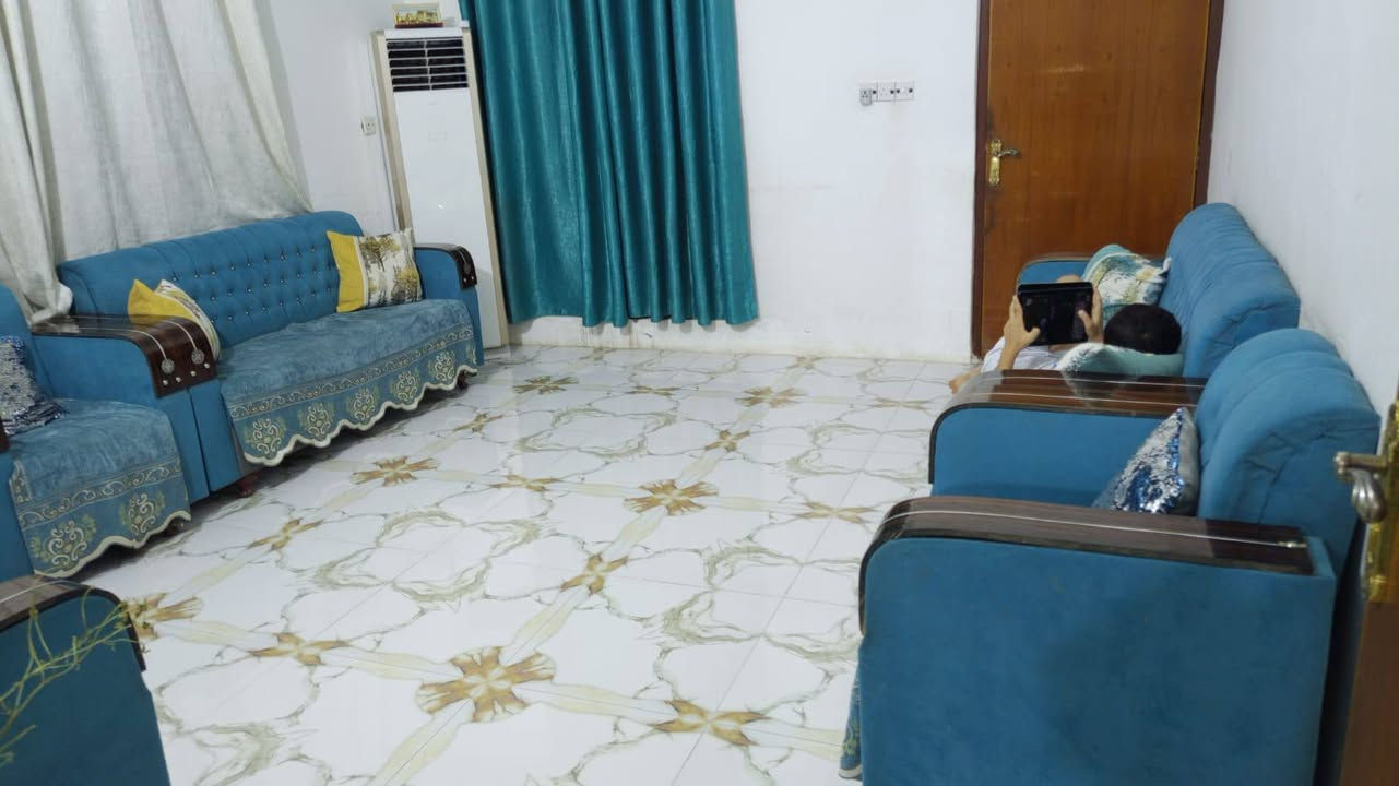 عاجل بيع مستعجل تم تخفيض السعر اقرأ التفاصيل واتصل 
السلام عليكم 
دار للبيع  مساحة 200متر
الموقع حي المعلمين خلف الجامع  فرع حمدي حسون 
 طابو زراعي سند 25 يعني اسمك بالسند موجود💯
يتكون من طابقين 
الطابق الاول  يتكون من 
استقبال +هول+مطبخ حار وبارد+ صالة +غرفة نوم+مجمع صحيات داخلي+منور +صحيات خارجية +كراج سياره +حديقة 
الطابق الثاني يتكون من 
ثلاث غرف نوم كبيرة +مجمع صحيات +صاله 
السطوح  شتايكر 
البيت مرتب ومتعوب عليه للأمانة 💯💯

السعر والتفاصيل الاتصال ***********
