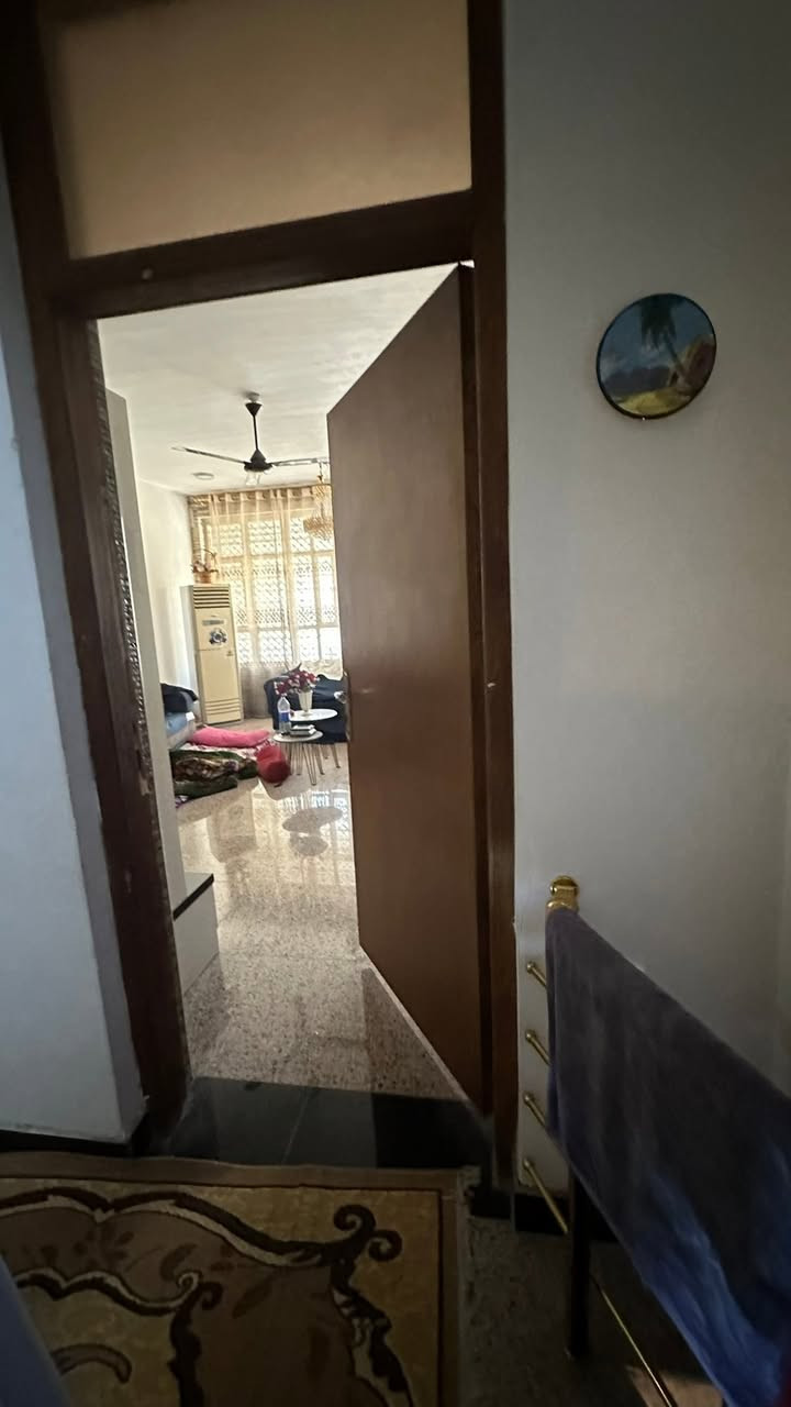 بيت للبيع المضمار العابد قرب محطة وقود سما البلديات المساحة ١٠٠ متر الواجهة ٥ والنزال ٢٠ يحتوي على ٣ غرف نوم وصالة كبيرة و٣ حمامات علما البيت جديد جداً والمتكون من ٣ طوابق للاستفسار الاتصال على ***********
