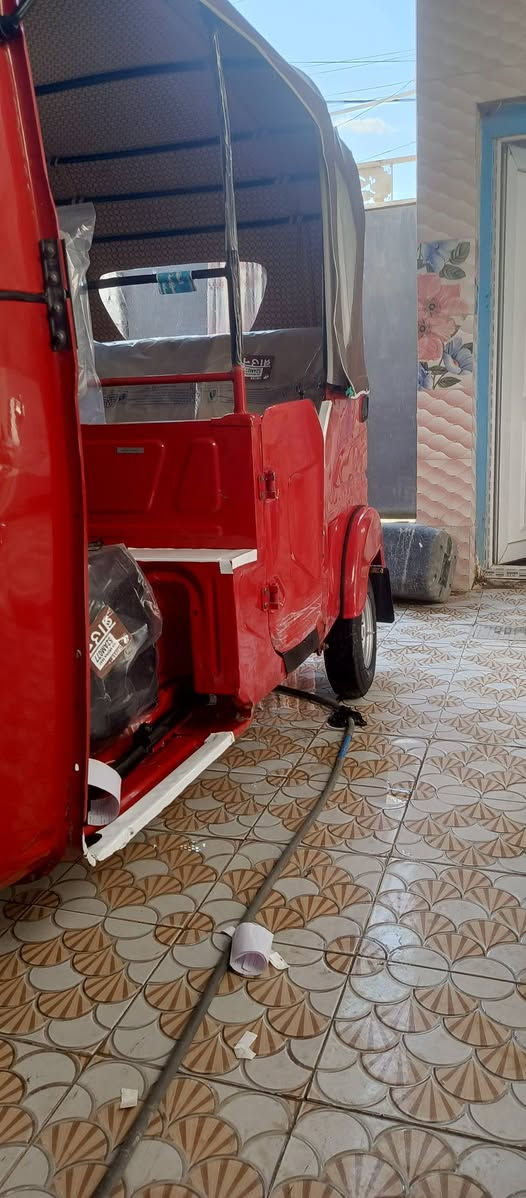 السلام عليكم تكتك للبيع رقم وسنويه تحويل ثاني يوم موديل 2022 شهر 10 محرك كفله الكشر  كفله من الصبغ ولمعجون بيه بس بارد الموضح بلصور مكان ناصرية سوق الشيوخ رقم الهاتف ***********
