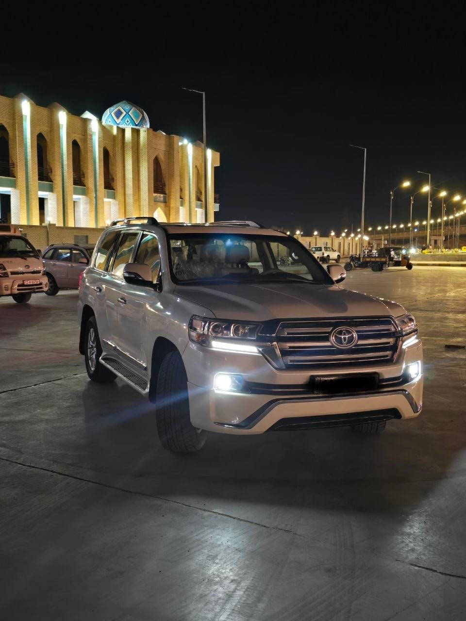 نوع السيارة:- لاندكروزر 
الفئة:- GX.R
المحرك:- V6
سعة المحرك:- 4000
لون:- ابيض
الممشى:- 208Km ملاحظة (الي يكول ماشيه هواي الممشى حقيقي هيج موديلات يصفرهون و يعرضوهن اما هاي السيارة حقيقي 100‎%‎)
تشغيل عن بعد
 حساسات 
السيارة بريم اصل
السعر 45،000$ يعني أربع شدات و خمسين ورقه 
ملاحظة (السيارة تجي و تشوفها و تسوي سونار لا اكلك مكفولة ولا اكلك مضروبه ولا اكلك بيها قطعه السونار يحكم )
للاستفسارات الرقم:-***********
