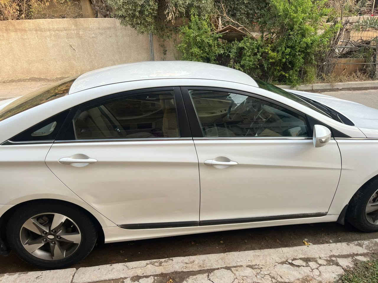 سوناتا خليجي موديل ٢٠١١ الشركه العامه تحكم ستيرين مري شفط حساس خلفي ماشيه ١٦٩ الف بلاديه السياره مكفول الكير والمحرك ماعدا ضربه بالجاملغ الخلفي وبيها ملاحضات ‬‏جدا بسيطه سعرها ١١٥ ورقه ... 
‏‪***********‬‏ موبايل
