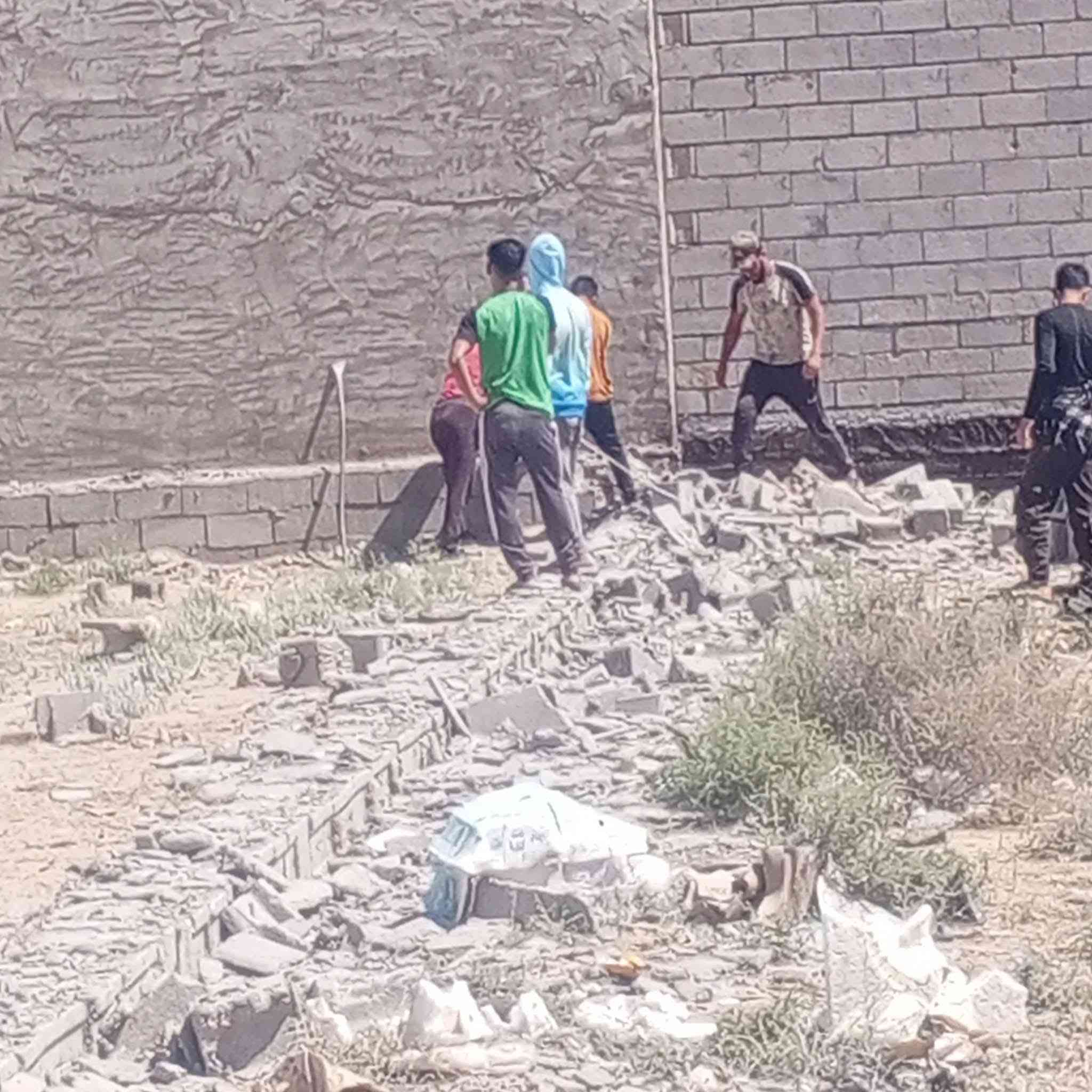 سلام عليكم  / يوجد كادر عمل جاهز/ تصعيد مواد/ تنضيف بيوت/ تفليش/ تكشيط/ تنضيف حدائق/ دفن نهري  / شقلنه ليل ونهار   /ومعداتنه جاهز/ ماعليك بس تصال على رقم  /     *********** /
