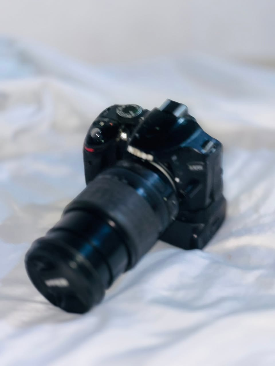 السلام عليكم كامرة نيكون D3200 كامرة مكفولة ما بيها شي رايدها مراوس بكامرة اقوى او بسعر مناسب للمراسلة خاص او واتس ***********
