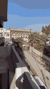 شقه في حي المثنى للايجار جيده من ناحيه النظافه والخدمات شقه طابق ثاني  مساحتها  حوالي 150 متر مقابل باب اعداديه التحرير للبنات  ومحاور دار السيد سفيان ￼جلمود غرفتان وهول ومطبخ وصحيات بناء تسعينات المطلوب  اسره صغيره. او مخزن تجاري السعر هو 350 الف دينار شهريا
‏للاستفسار والاتصال على الأرقام التالية
***********
***********
